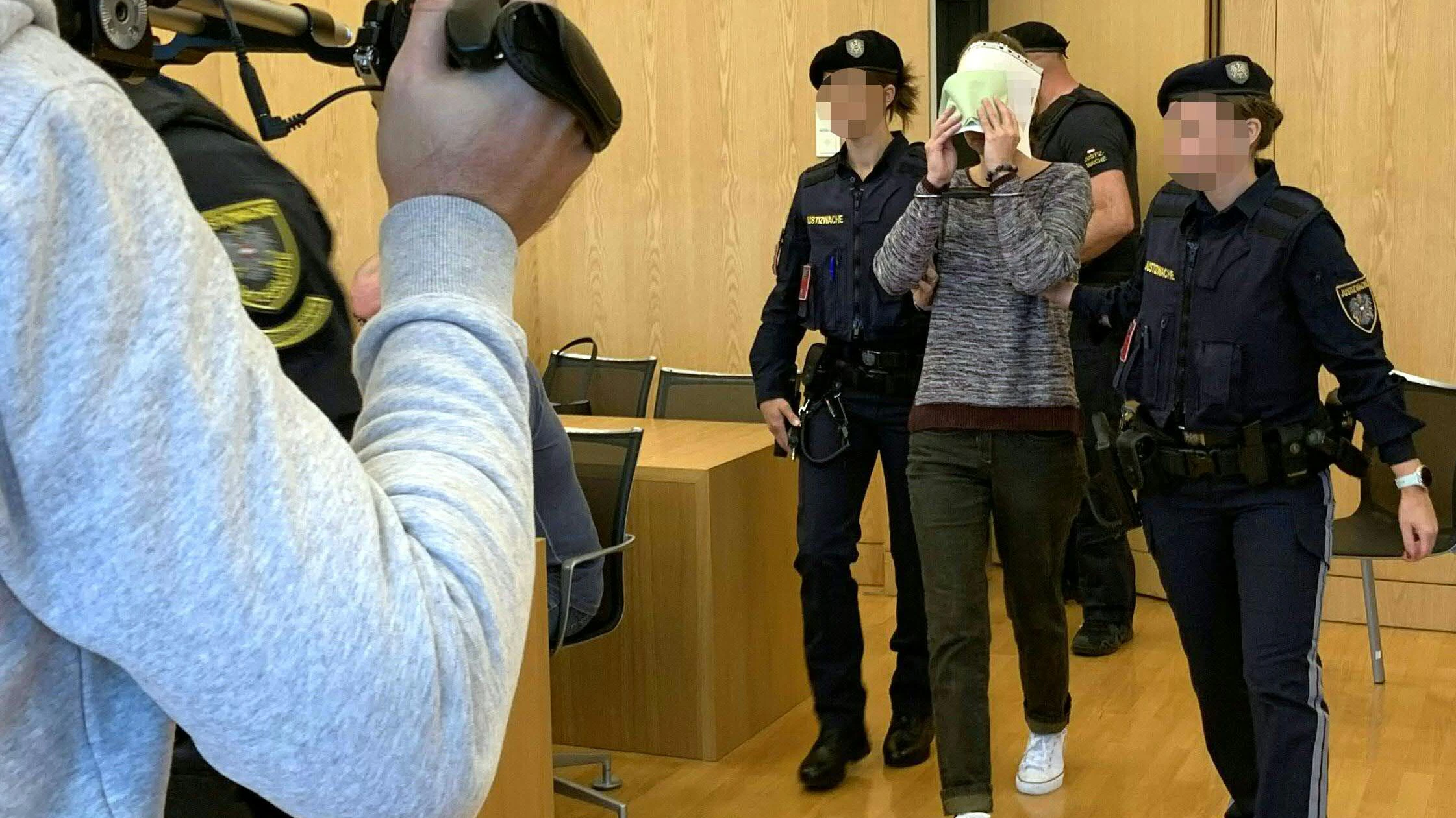 Heute.at - Lebenslange Haft für Mutter nach Mord an eigenem Sohn