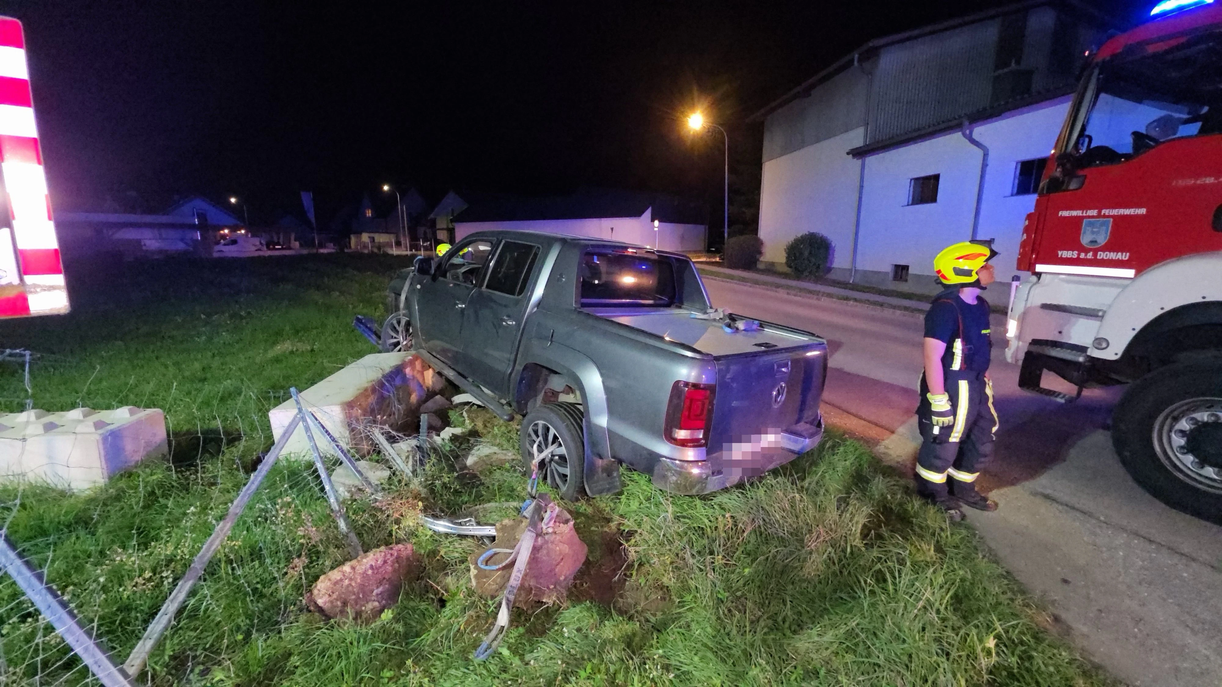Der Pkw wurde bei dem Unfall schwer beschädigt.
