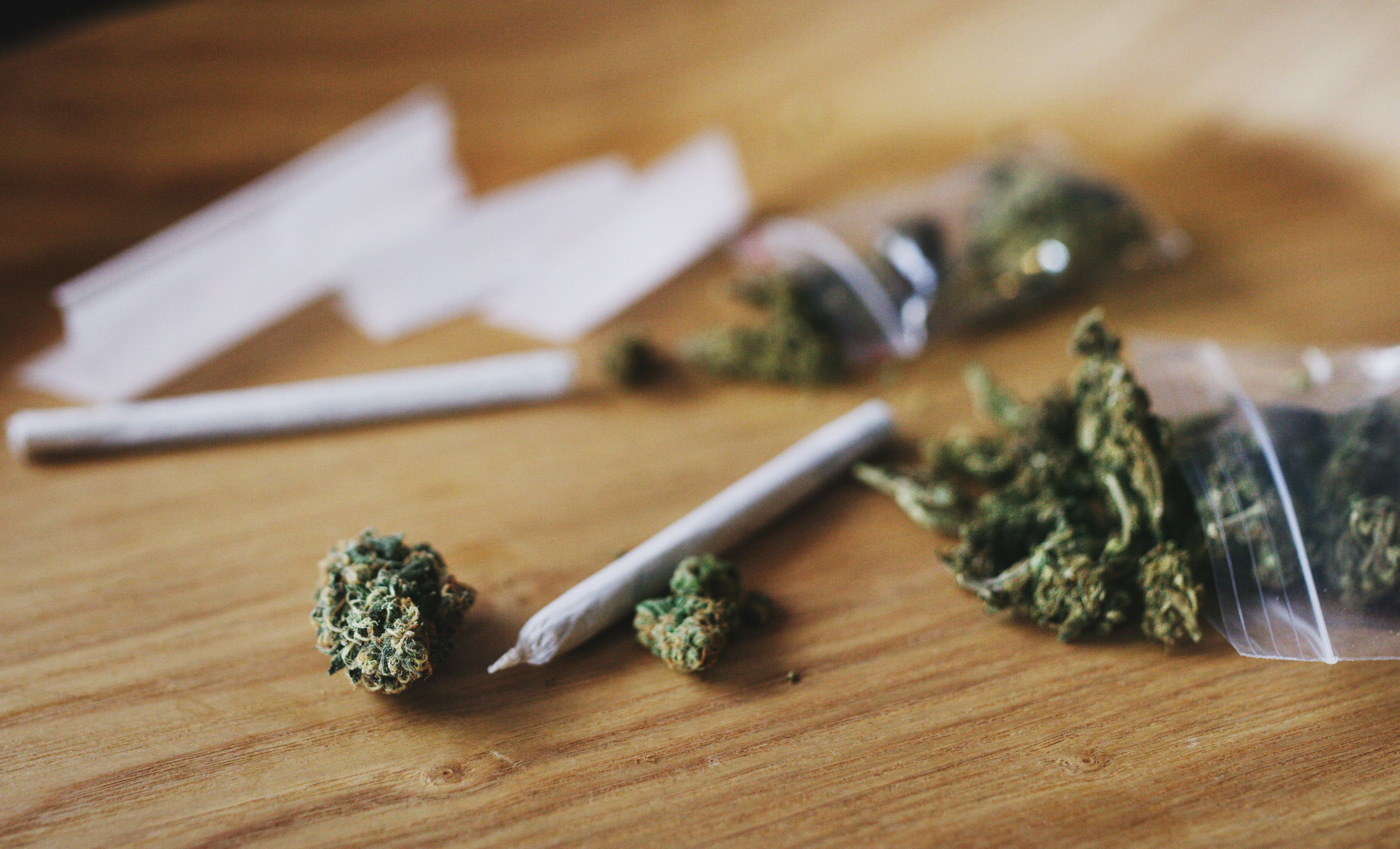 Ein 20-Jähriger wiegt sein Marihuana auf der Gemüsewaage eines Supermarkts ab. Als er den Laden nicht verlassen will, muss die Polizei anrücken.