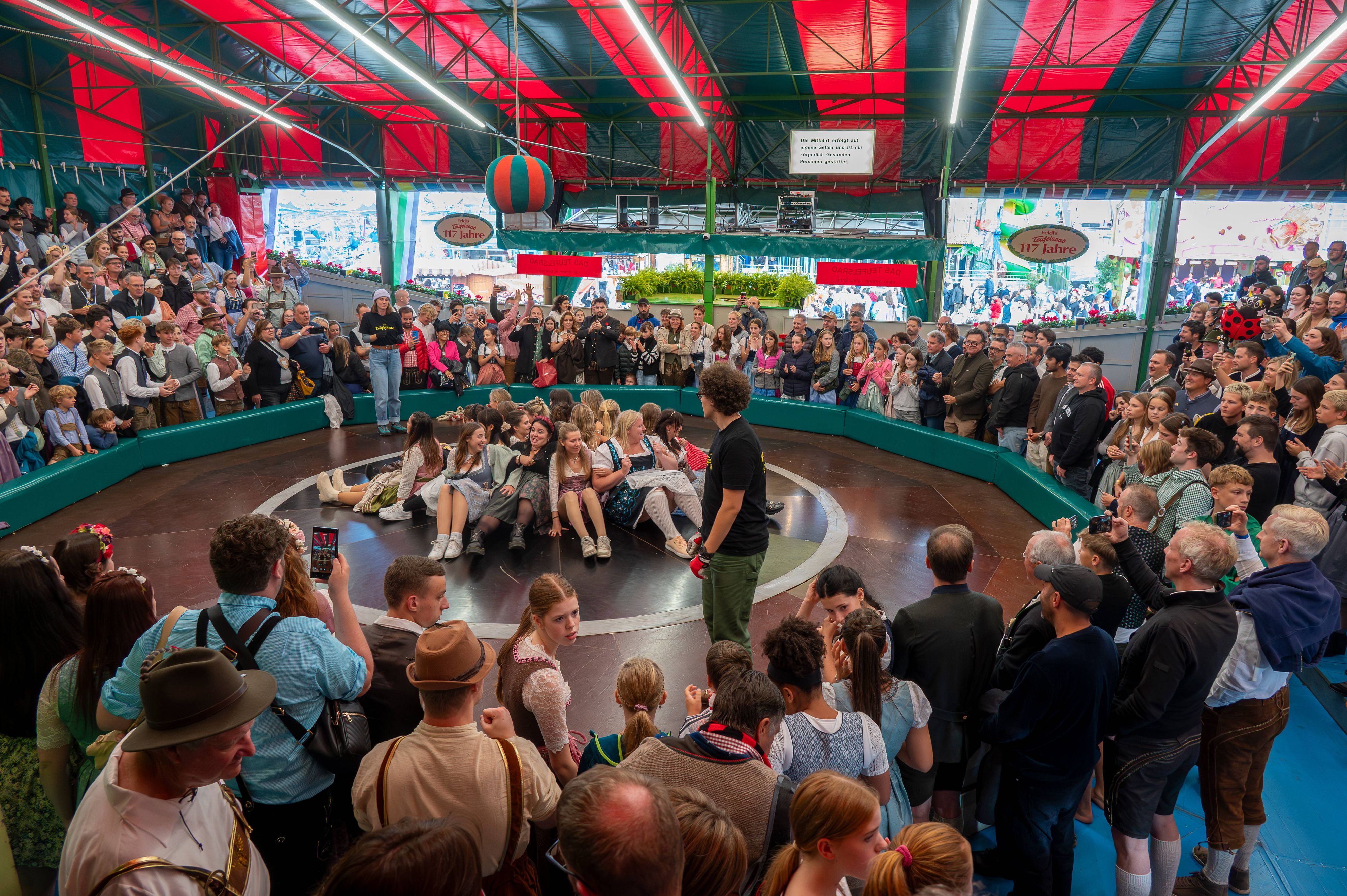 Seit 118 Jahren zählt das Teufelsrad zum Fixpunkt bei einem Wiesn-Besuch am Münchner Oktoberfest.