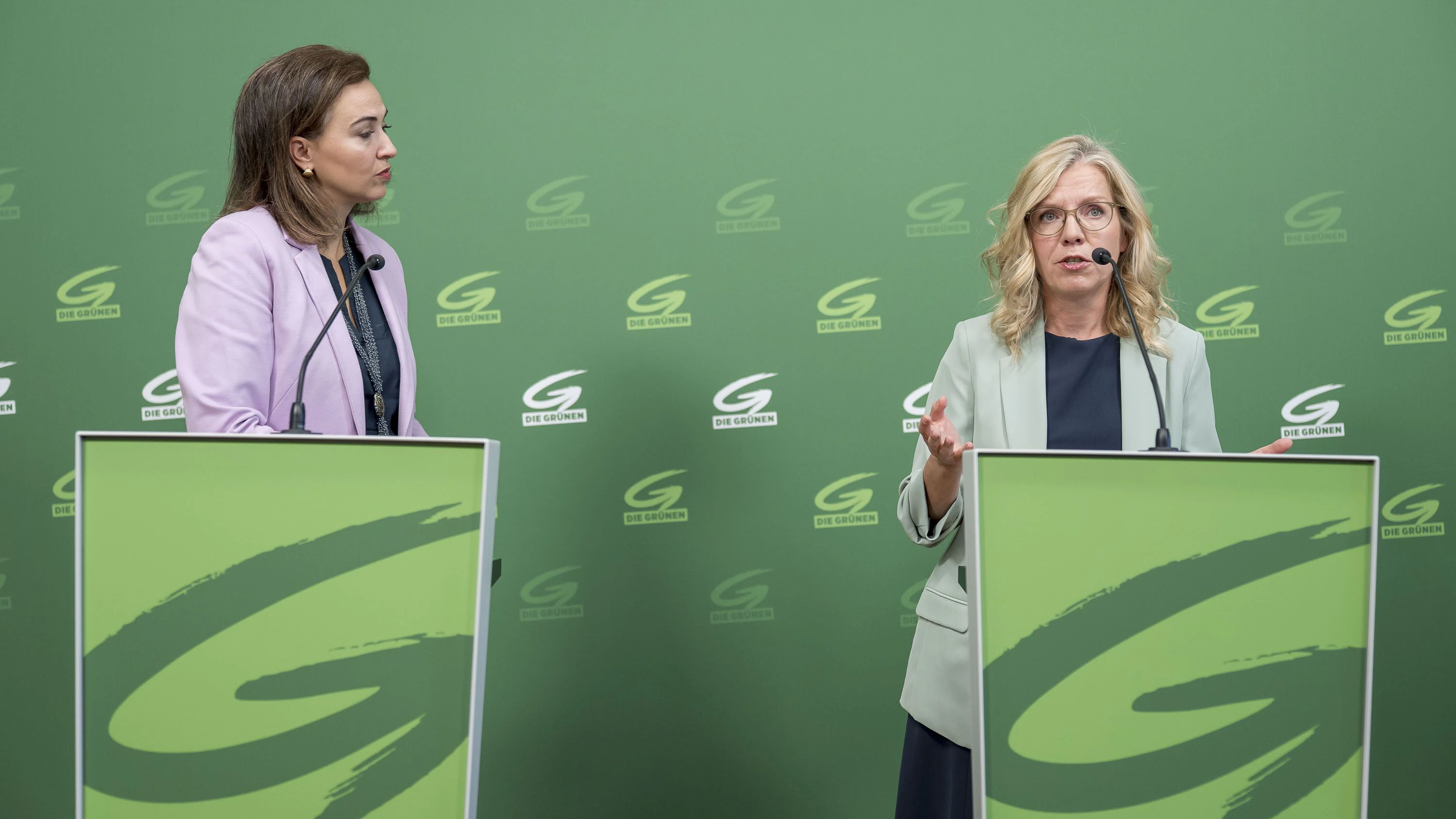 Die Spitze der Grünen mit Leonore Gewessler und Alma Zadić wirft der Regierung "Untätigkeit" bei vielen wichtigen Themen vor.