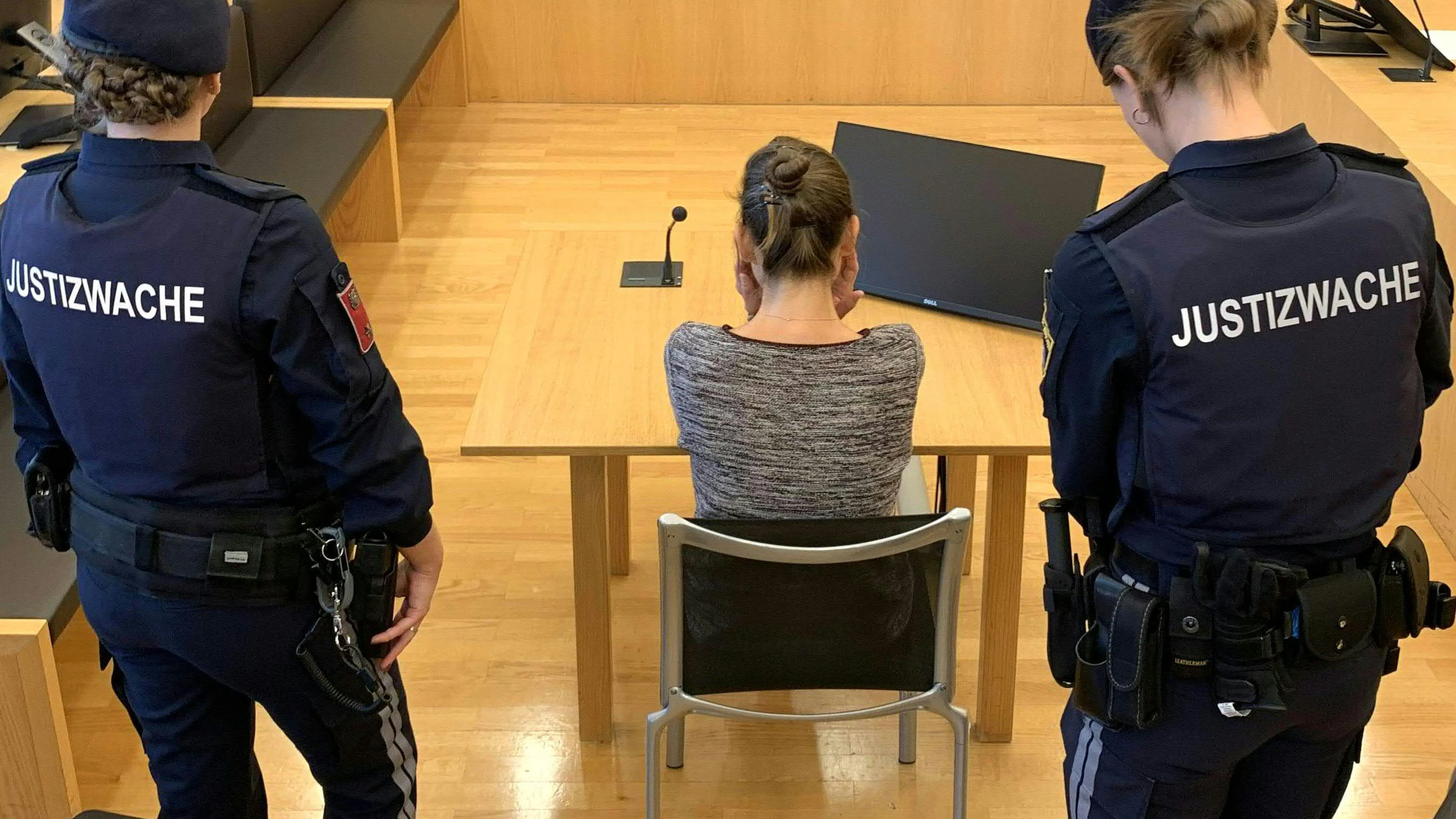 ABD0001_20260921 - LEOBEN - ÖSTERREICH: Eine Mutter, die Anfang des Jahres in Leoben ihren elfjährigen Sohn getötet haben soll, muss sich ab Montag, 21. September 2026, im Landesgericht Leoben wegen des Verdachts des Mordes vor einem Geschworenengericht verantworten. Im Bild: Die Angeklagte vor Beginn des Prozesses am Montag, 21. September 2026. - FOTO: APA/INGRID KORNBERGER