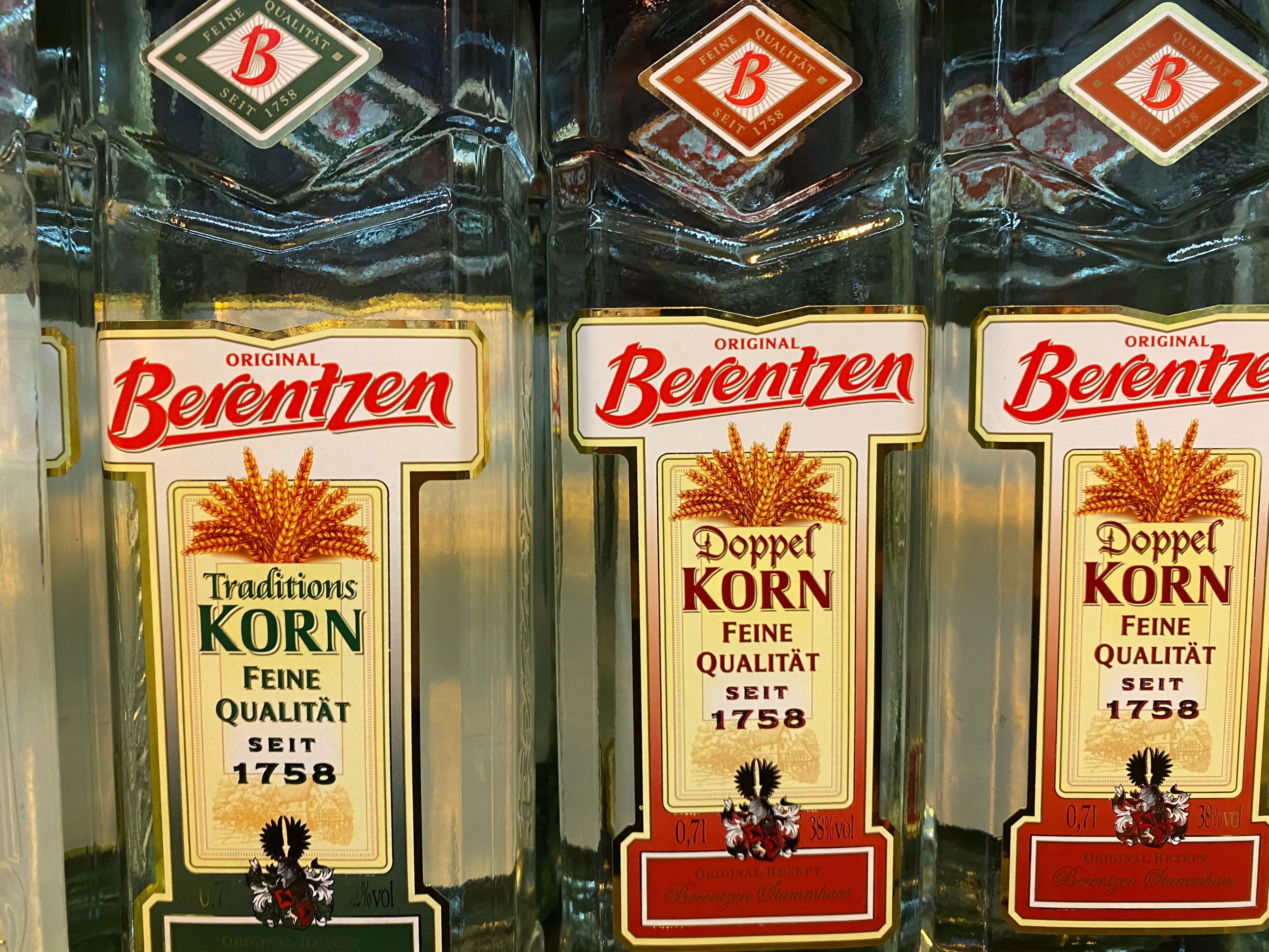 Neben Spirituosen wie Apfelkorn und Bommerlunder stellt Berentzen auch alkoholfreie Getränke wie Mio Mio und Sinalco her.