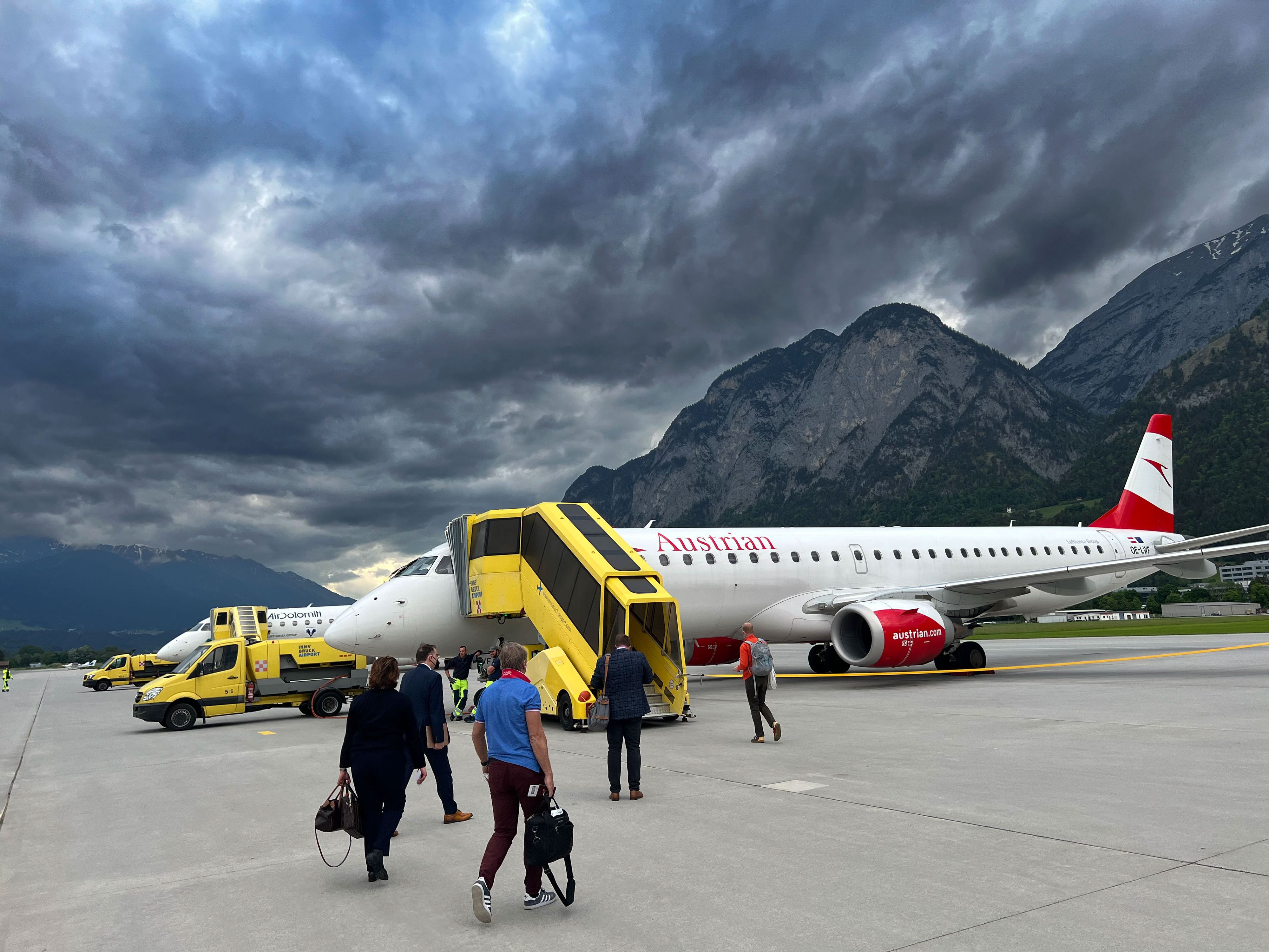 Der Flughafen Innsbruck liegt mitten in den Alpen und verlangt Piloten beim Anflug besondere Präzision ab.