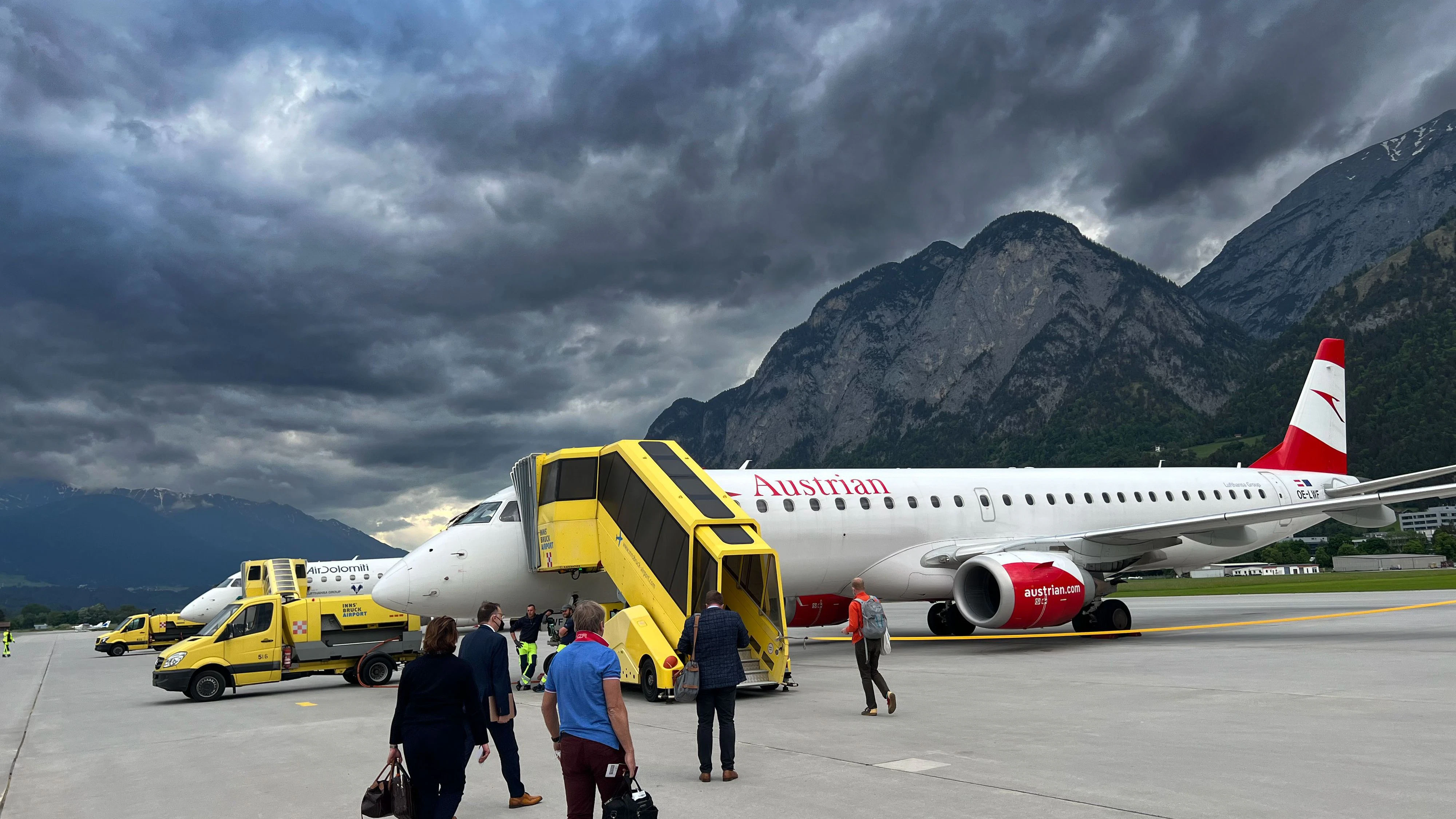 Reise, Fliegen, Flugreise, Flug, Flieger, Flugzeug, Fluglinien, Ticketpreise, Kerosin, Kerosinsteuer, Passagiere, Flugverspätung, Pünktlichkeit, Wetter, Umwelt, Umweltbelastung, CO2, Ticketpreise, Flughafen Innsbruck Kranebitten, Tirol, Wolken, dunkel, Himmel, Austrian Airlines, AUA.Foto: Franz Neumayr Mai 2022