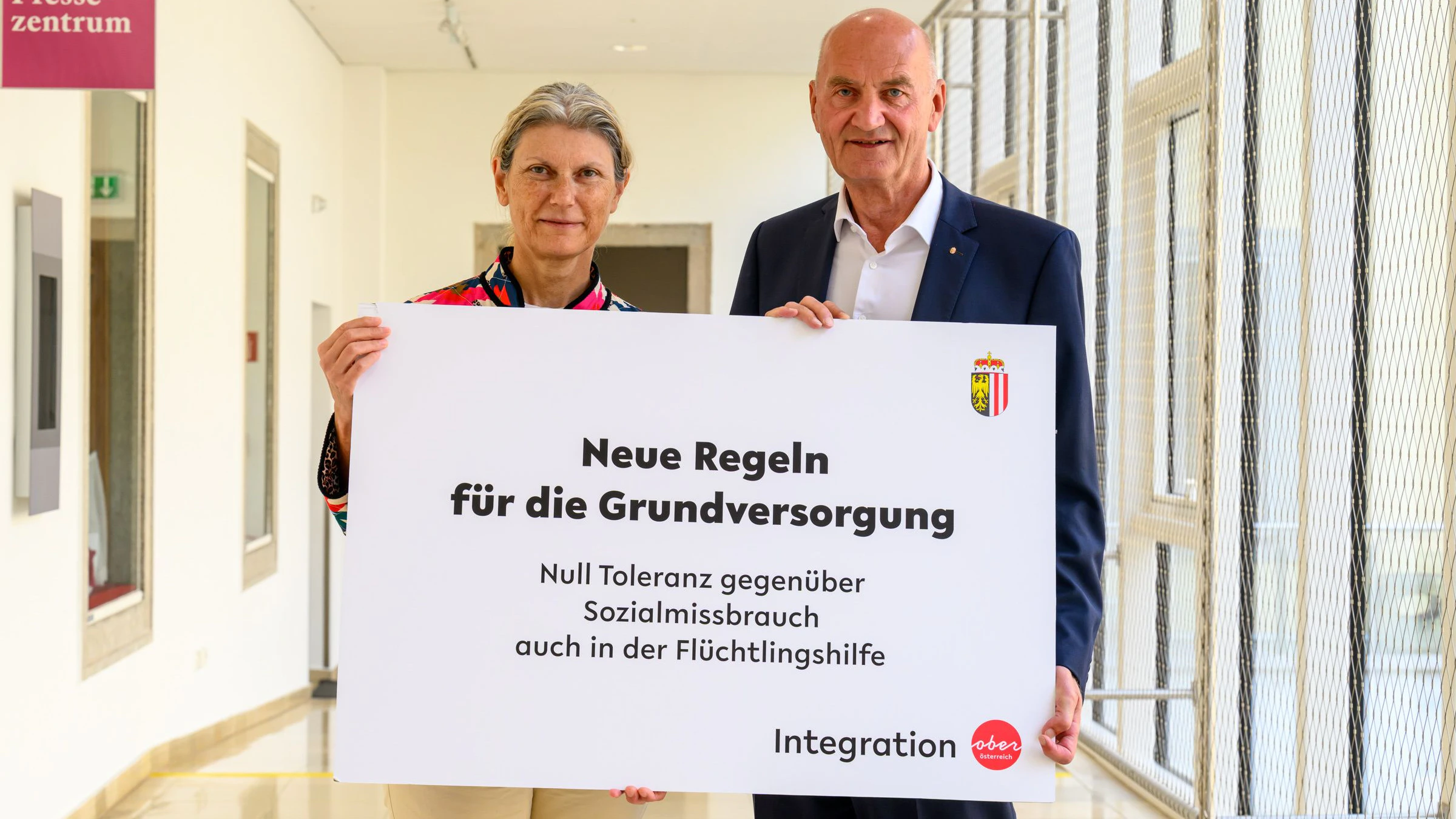 Cornelia Altreiter-Windsteiger, Leiterin der Abteilung Soziales des Landes OÖ, und Asyl-Landesrat Christian Dörfel (ÖVP).
