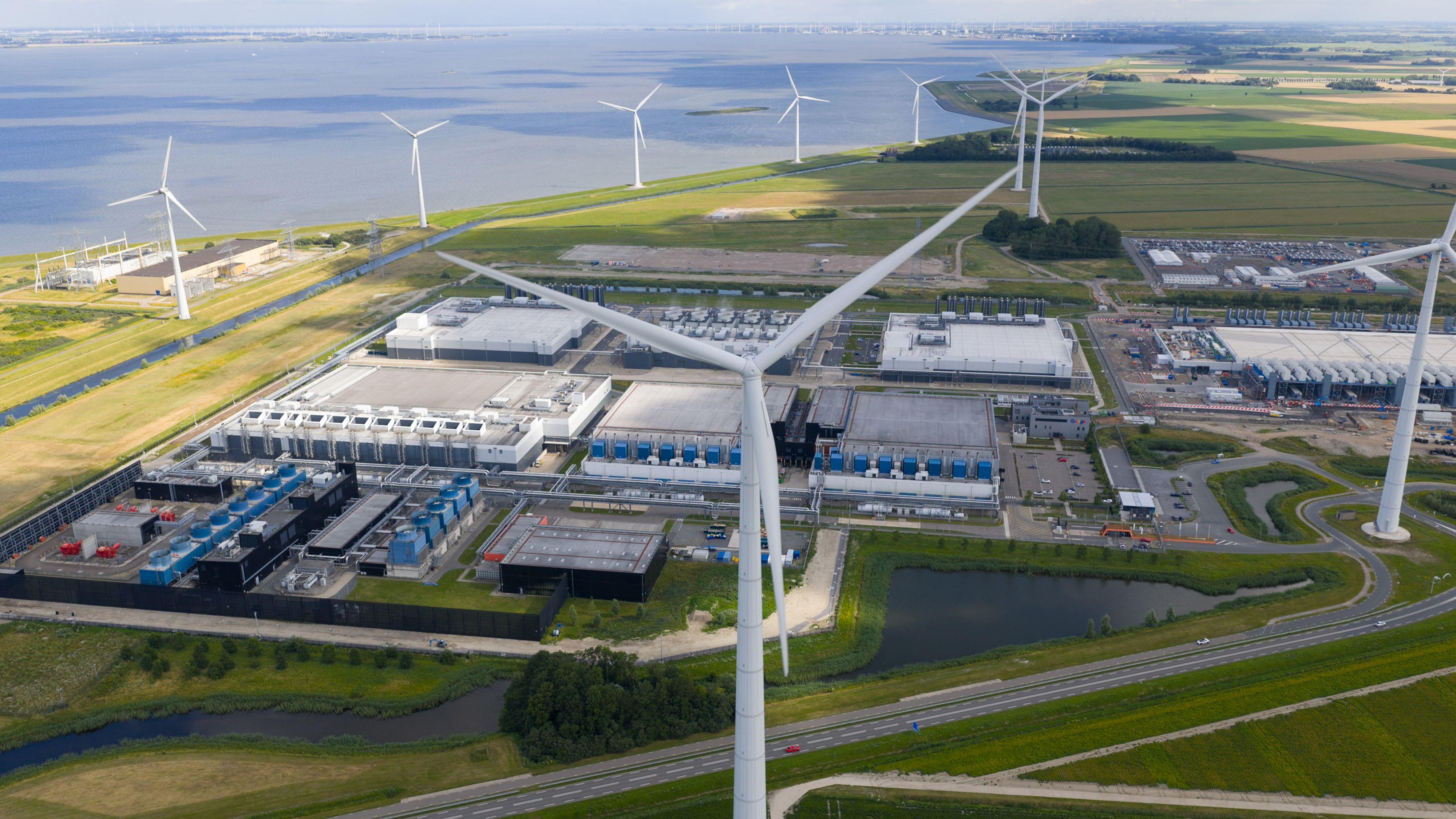 Das Rechenzentrum in Eemshaven (NL), auch in Zistersdorf gibt es Pläne für ein großes Rechenzentrum