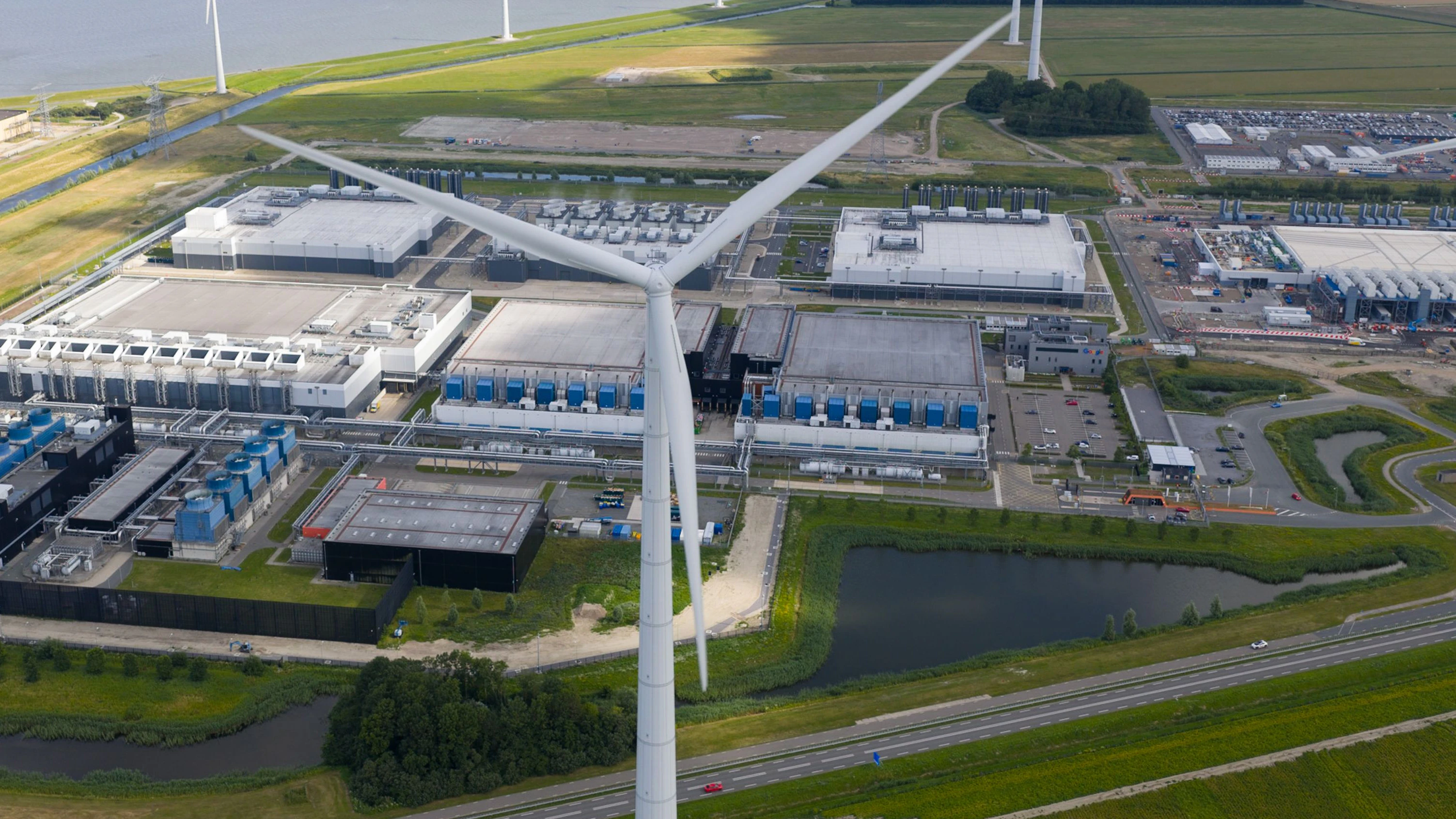 Das Rechenzentrum in Eemshaven (NL), auch in Zistersdorf gibt es Pläne für ein großes Rechenzentrum