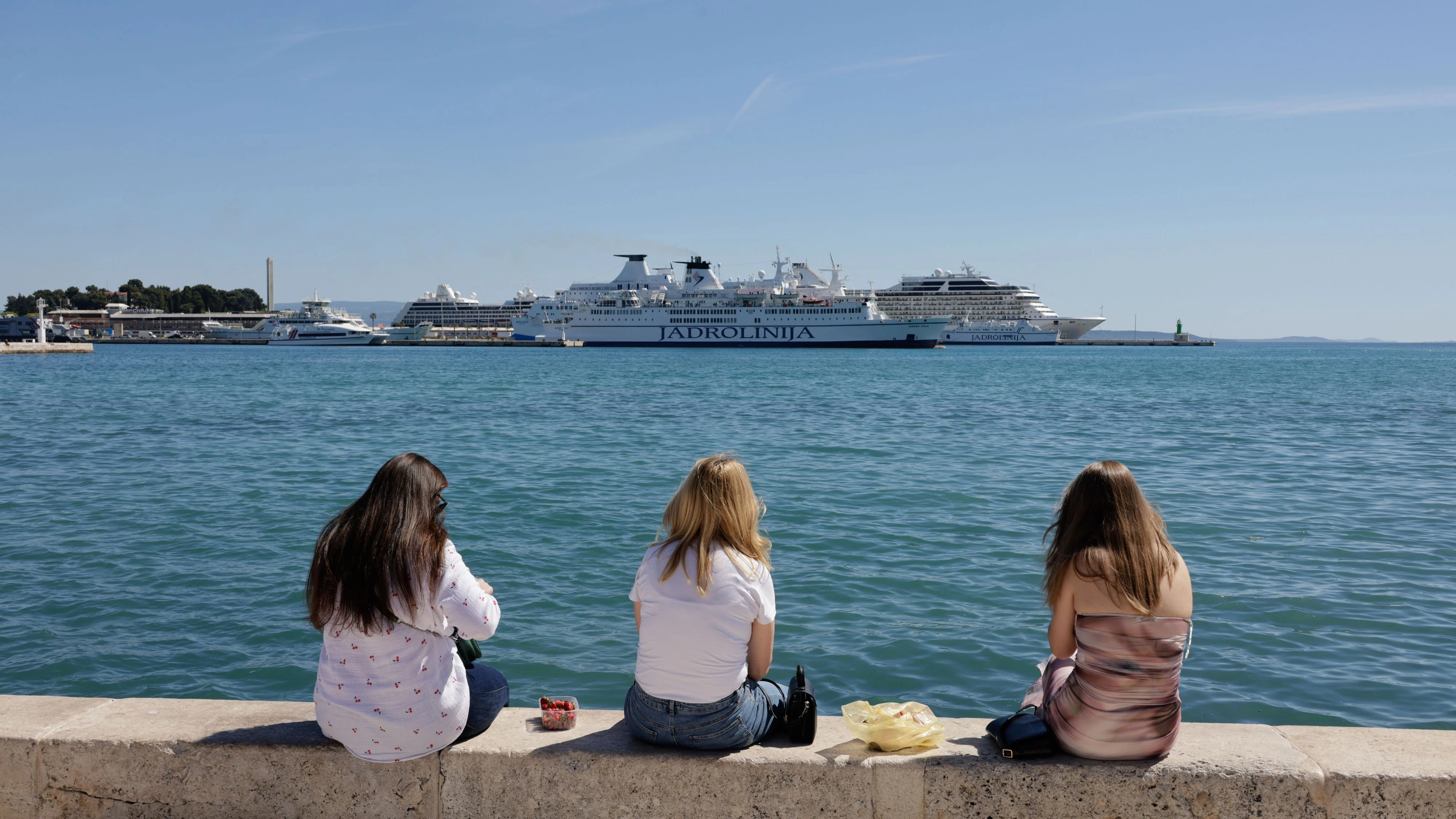 Reise, Kroatien, Split, Dalamatinische Küste, Hafenpromenade, Touristen, Urlaub, Erholung Promenade, Fährschiffe, Schiff, .Foto: Franz Neumayr April 2024