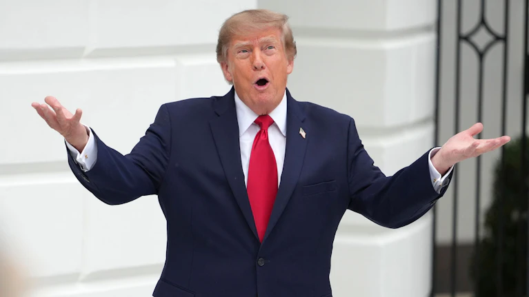 Der US-Präsident wirft drei Medien aus seinem Regierungssitz, daraufhin boykottieren alle wichtigen TV-Sender die Berichterstattung: der Alltag für Journalisten in Washington. Aber auch schon vor Trump ging es im Weißen Haus bewegt zu, erinnert sich Eugen Freund.