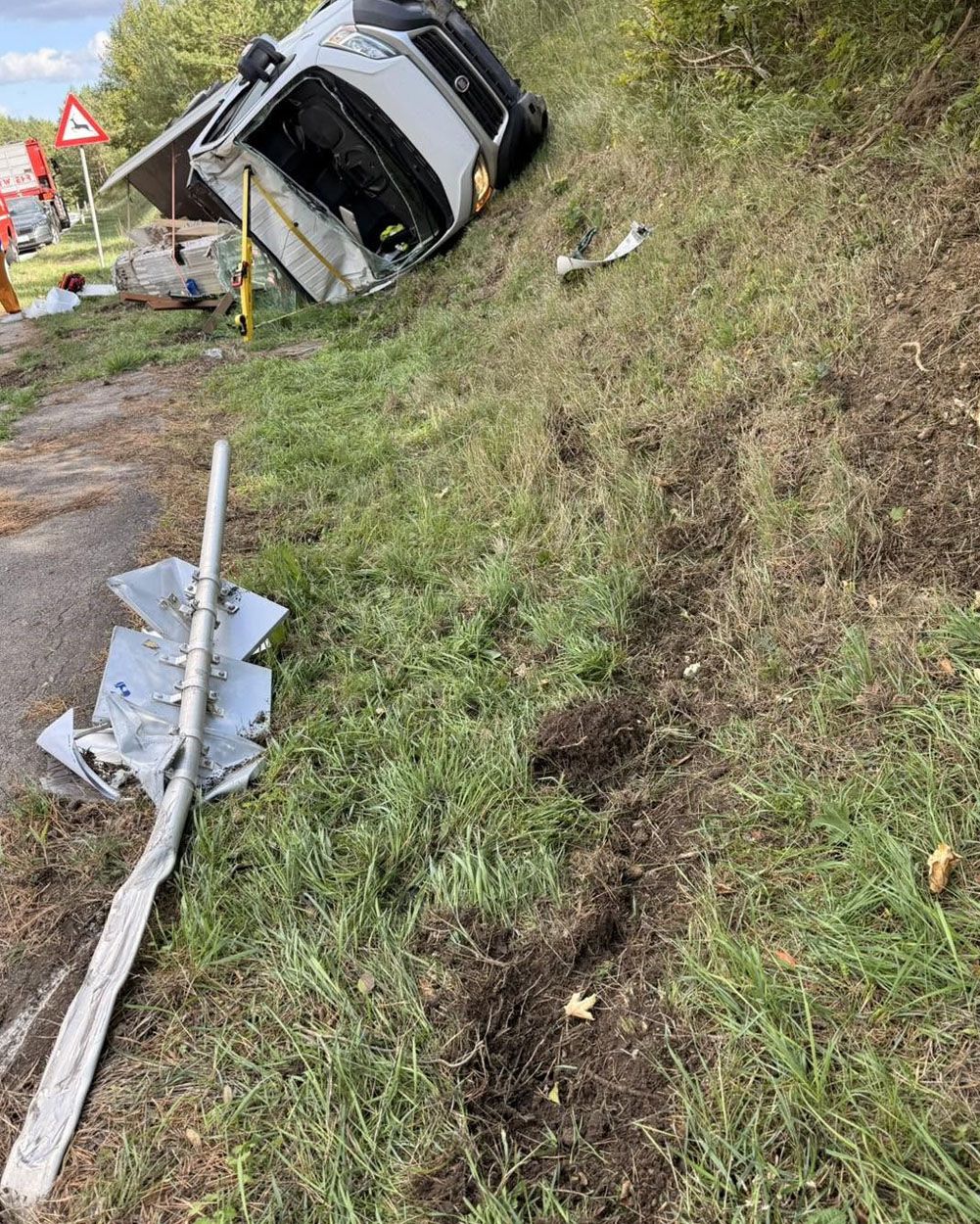 Bei einem Unfall in Heiligenkreuz wurde ein Pritschenwagen gegen eine Bank geschleudert.