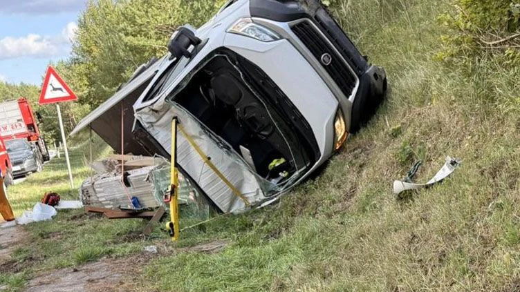 Bei einem Unfall in Heiligenkreuz wurde ein Pritschenwagen gegen eine Bank geschleudert.