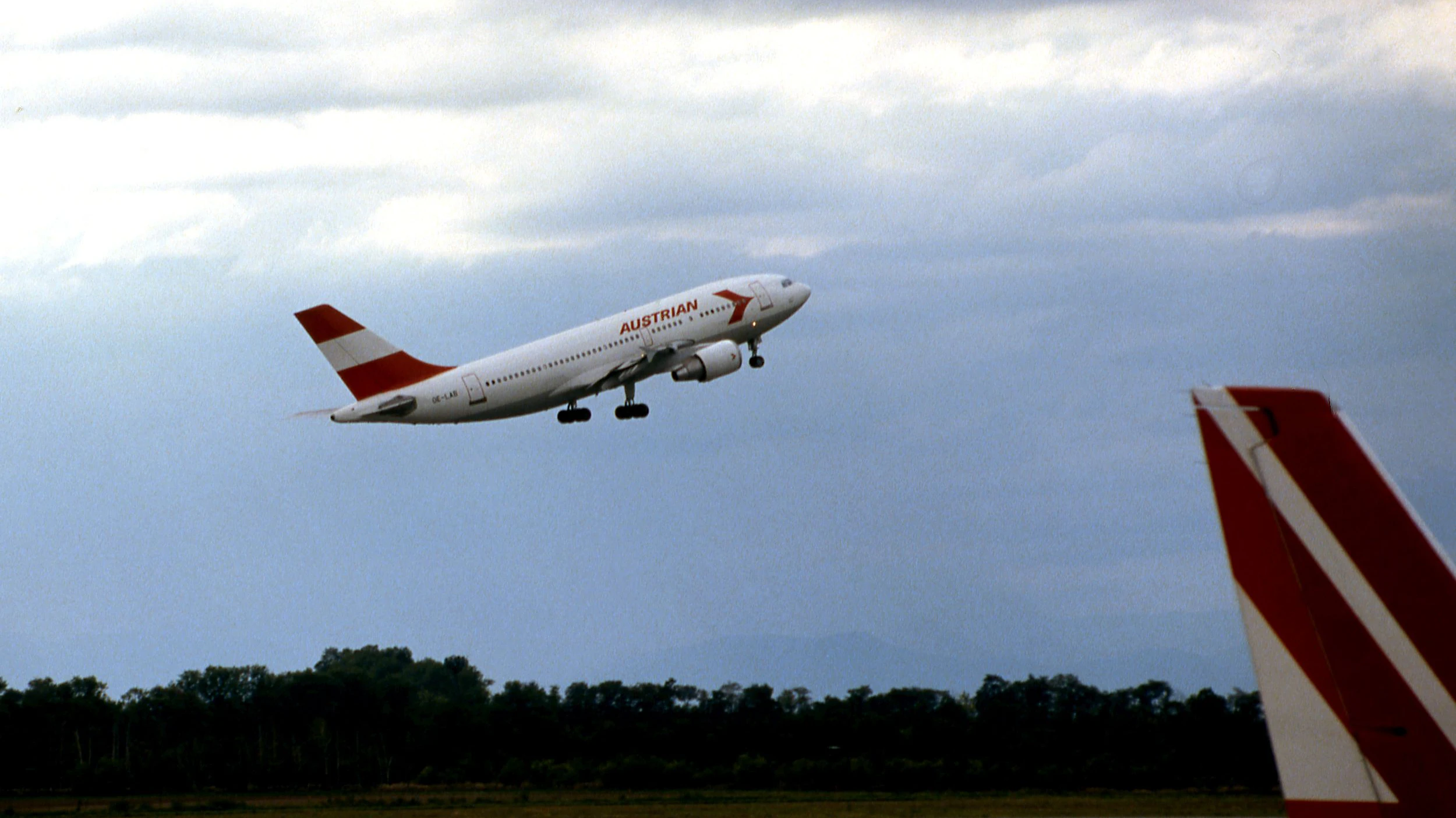 Flughafen Wien Schwechat Bild zeigt : Flugzeug der Austrian Airlines hebt ab