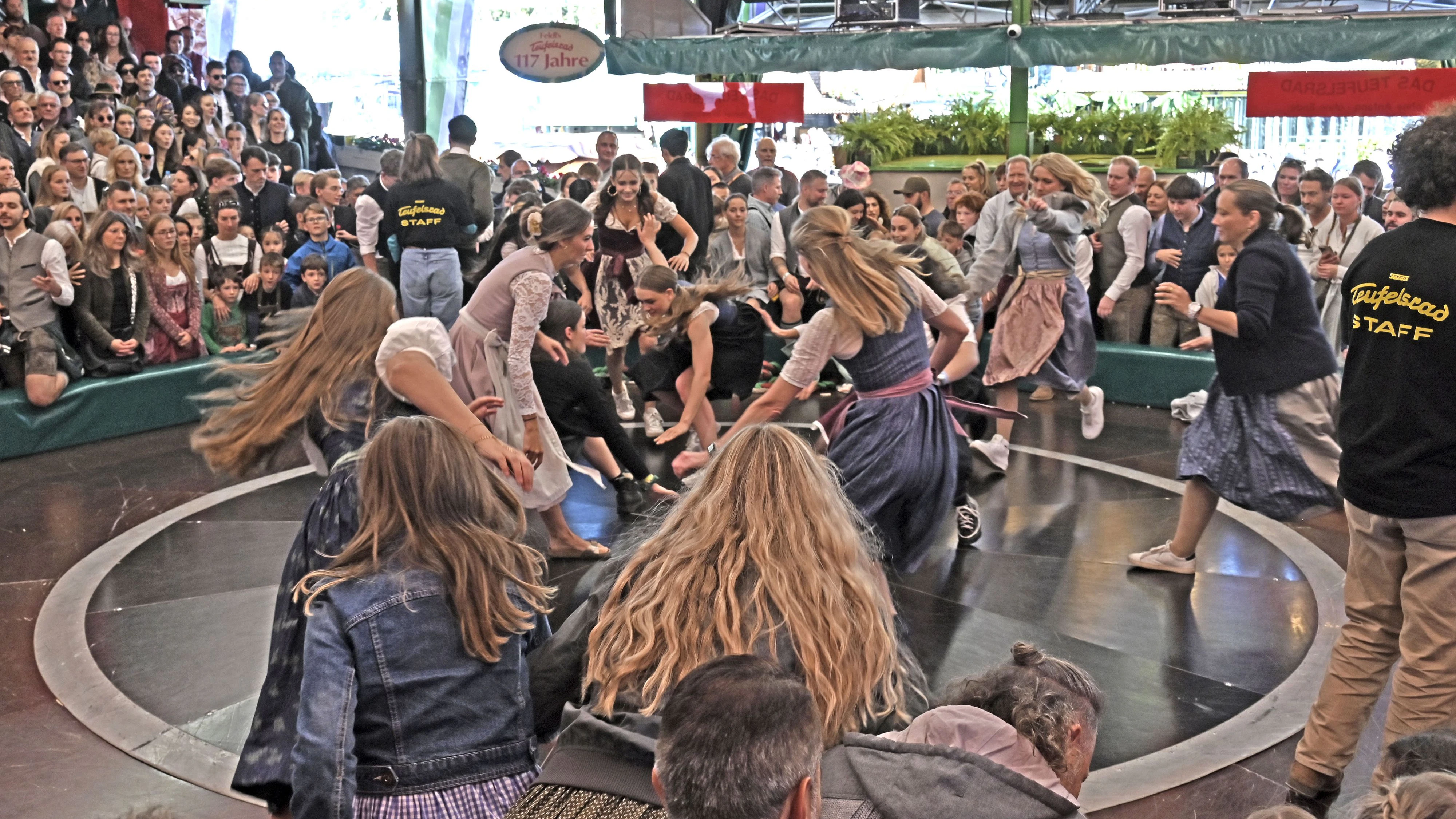 Heute.at - Wiesn-Skandal! Frauen heimlich unter Dirndl gefilmt