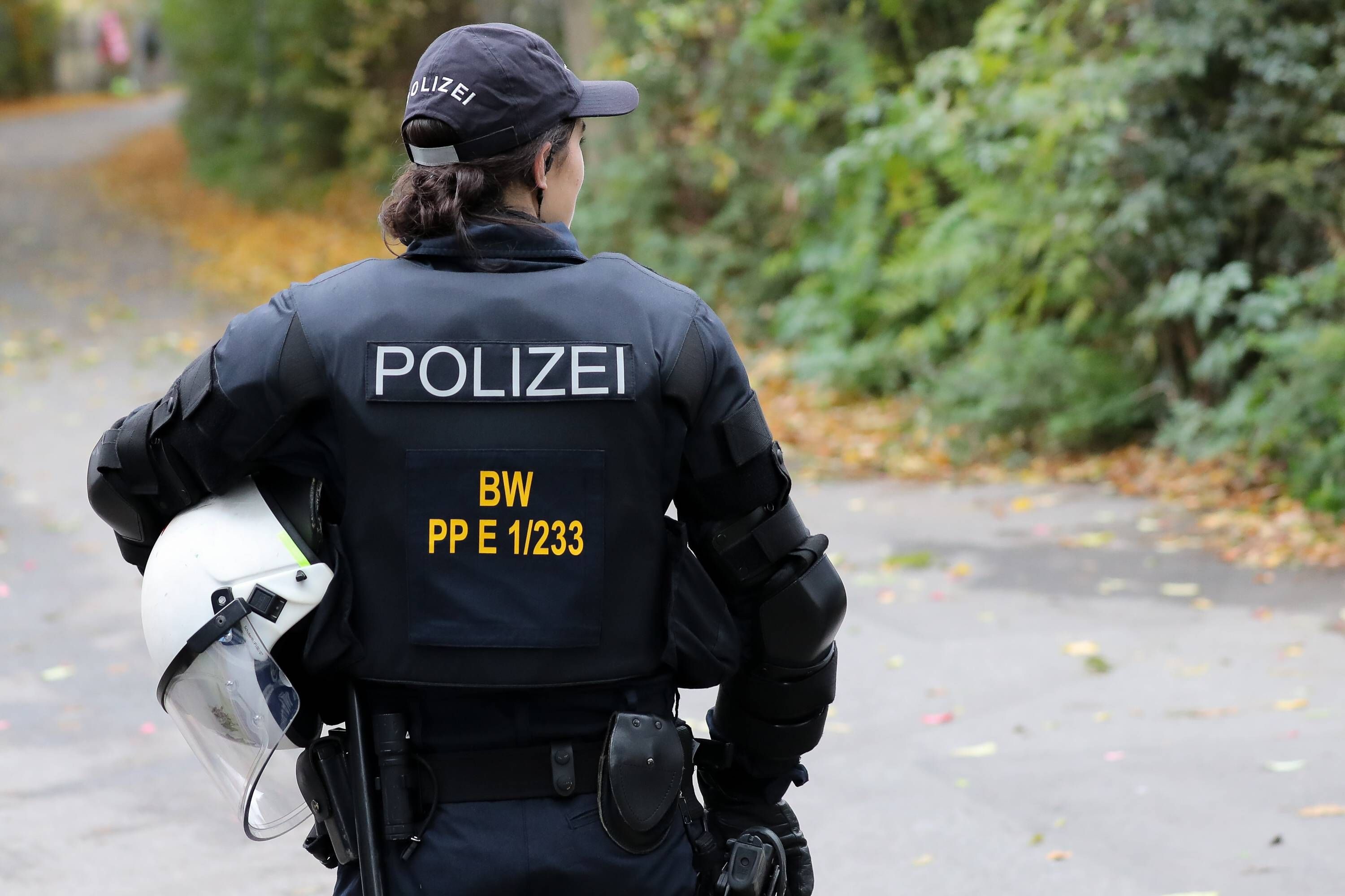 Eine Polizistin im Einsatz vor einem Fußballspiel in Offenbach. Archivbild