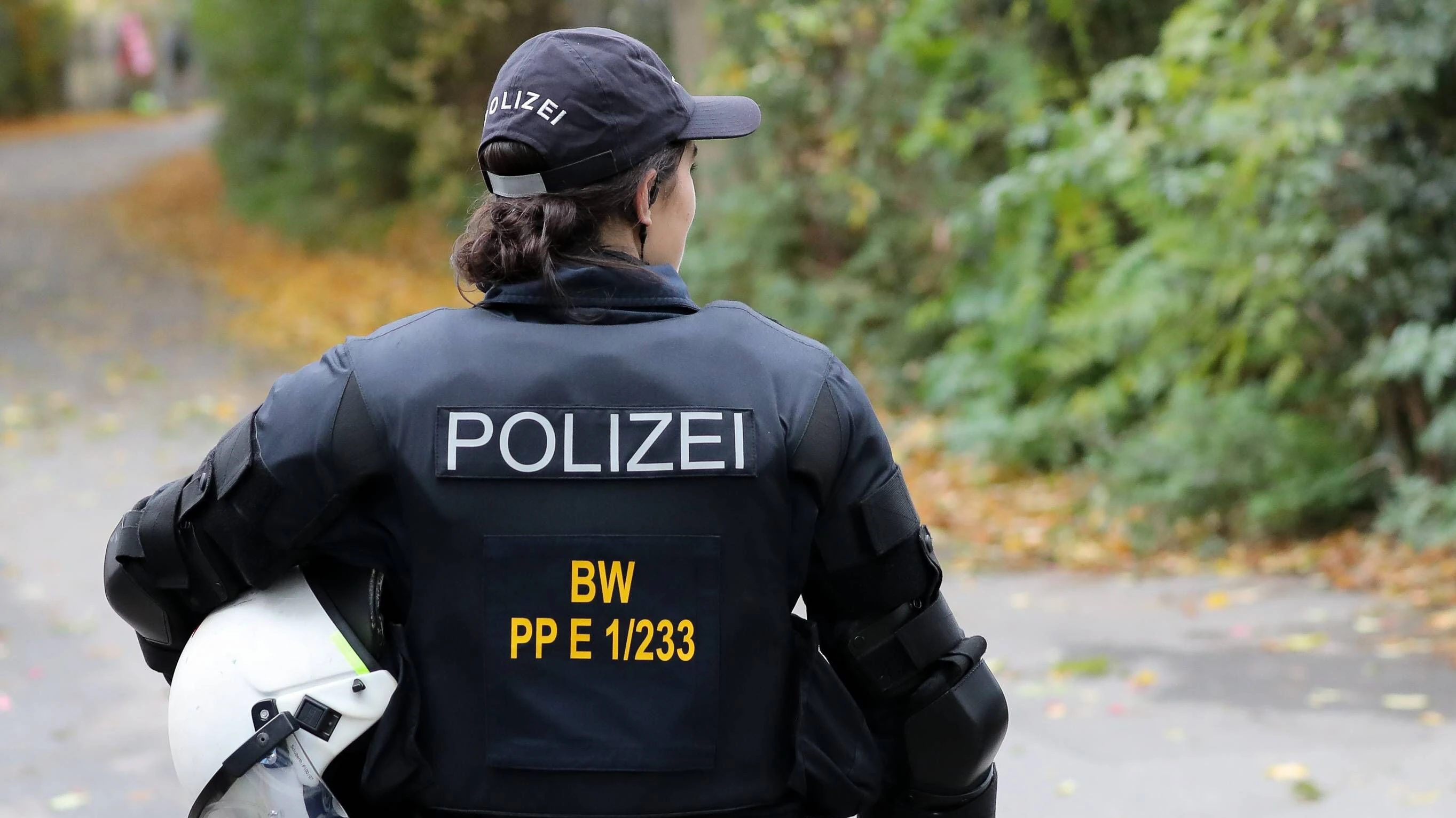 Eine Polizistin im Einsatz vor einem Fußballspiel in Offenbach. Archivbild