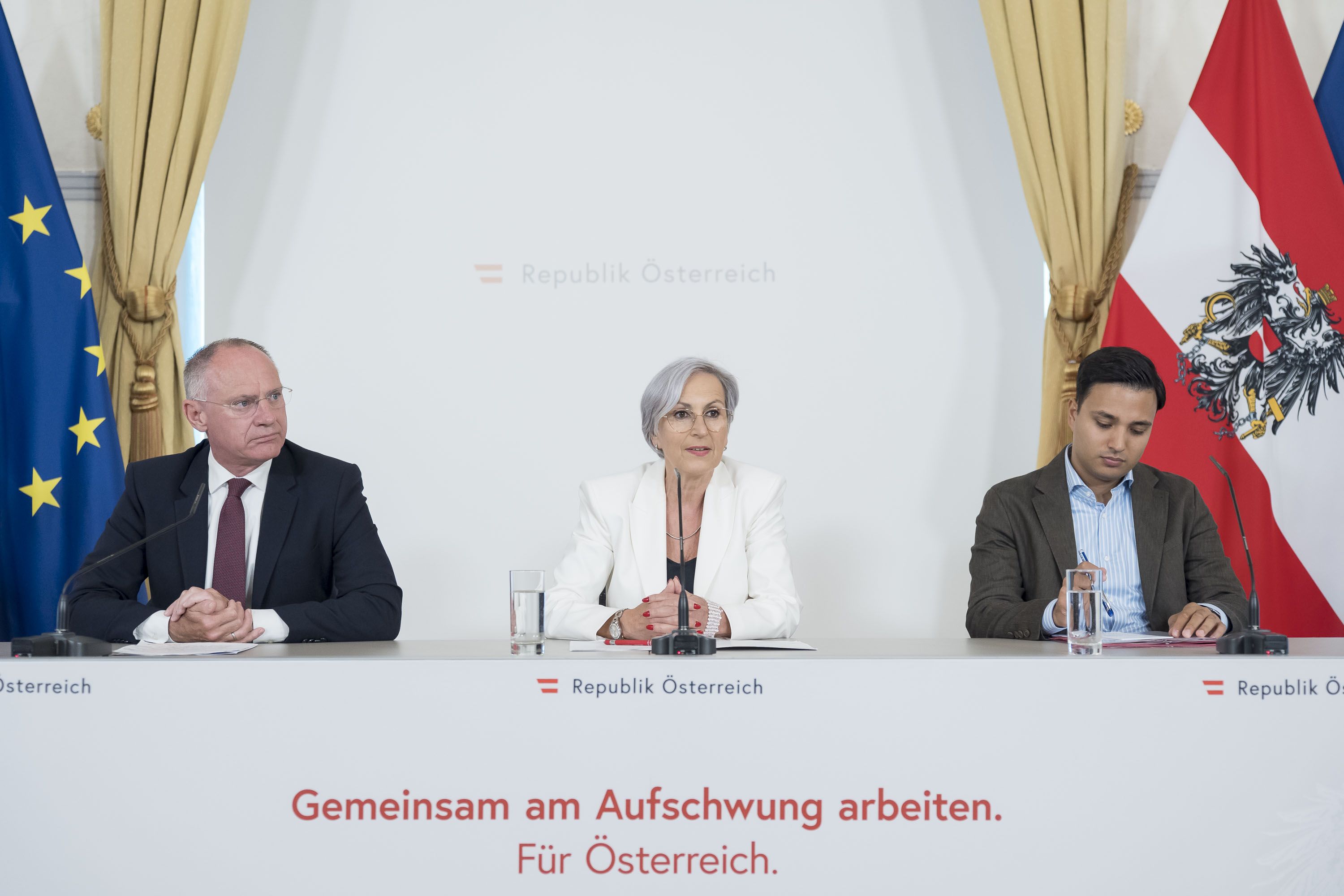 Die Bundesregierung beschließt eine Novelle des Strafvollzugsgesetzes zur Entlastung der Haftanstalten.