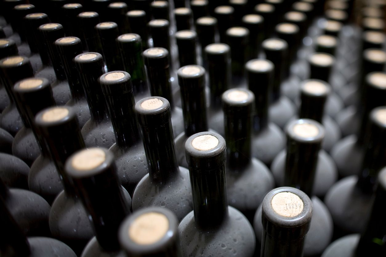 Maskierte Täter stahlen mehr als 3.000 Flaschen Barolo im Wert von mehreren hunderttausend Euro. (Symbolbild)