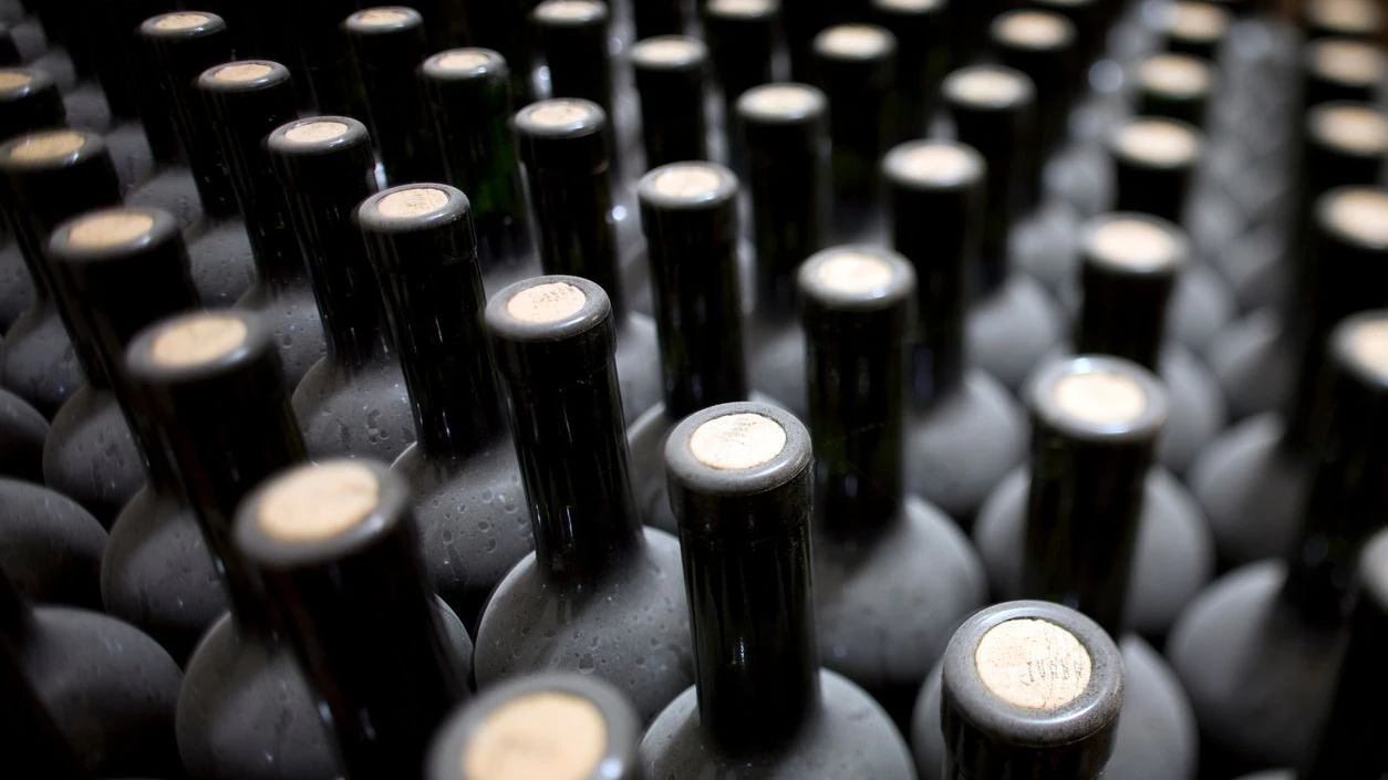 Maskierte Täter stahlen mehr als 3.000 Flaschen Barolo im Wert von mehreren hunderttausend Euro. (Symbolbild)