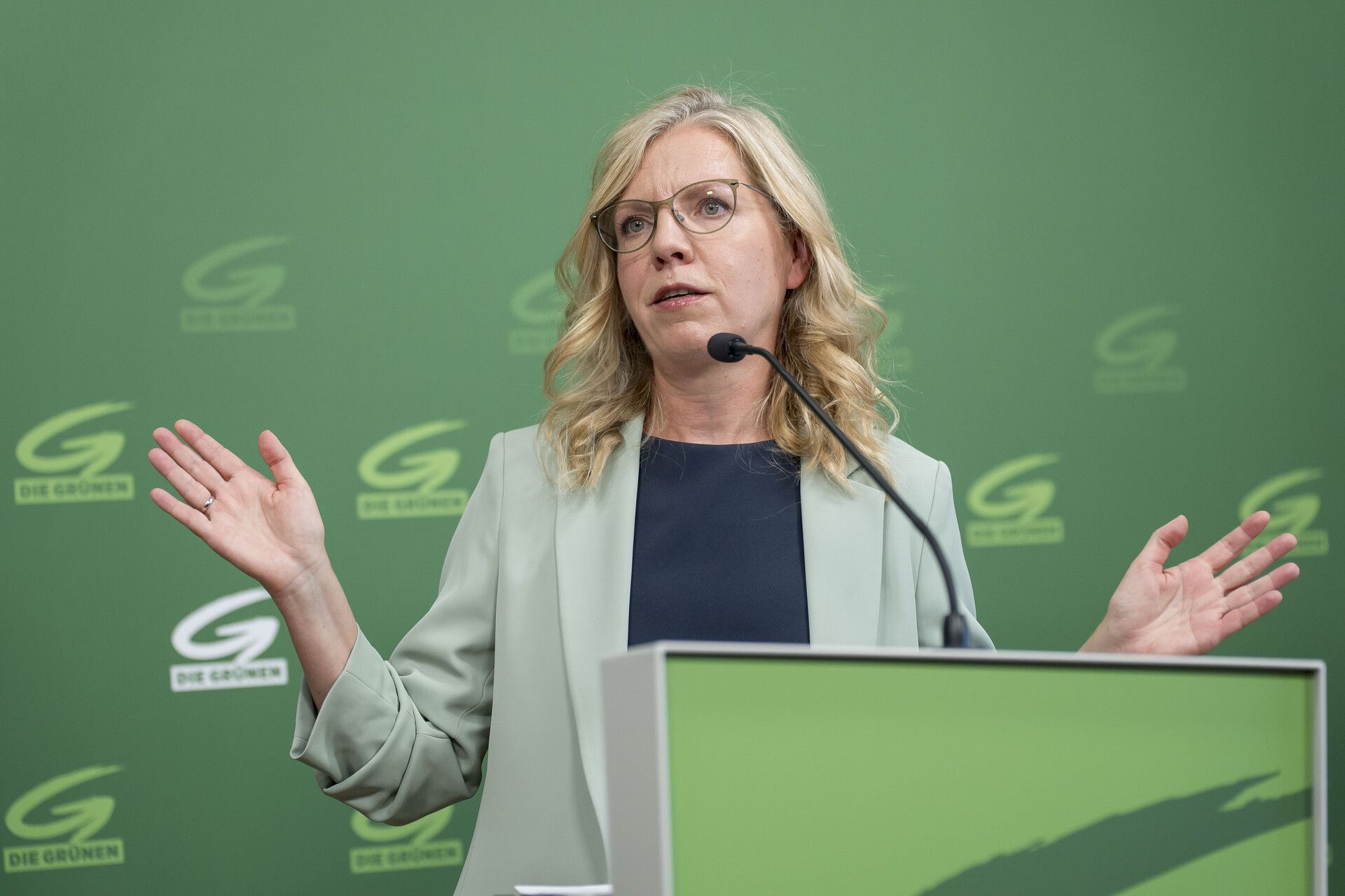 Die Grünen starten den Herbst mit einer neuen Kampagne. Dabei positioniert Parteichefin Leonore Gewessler die Grünen als 