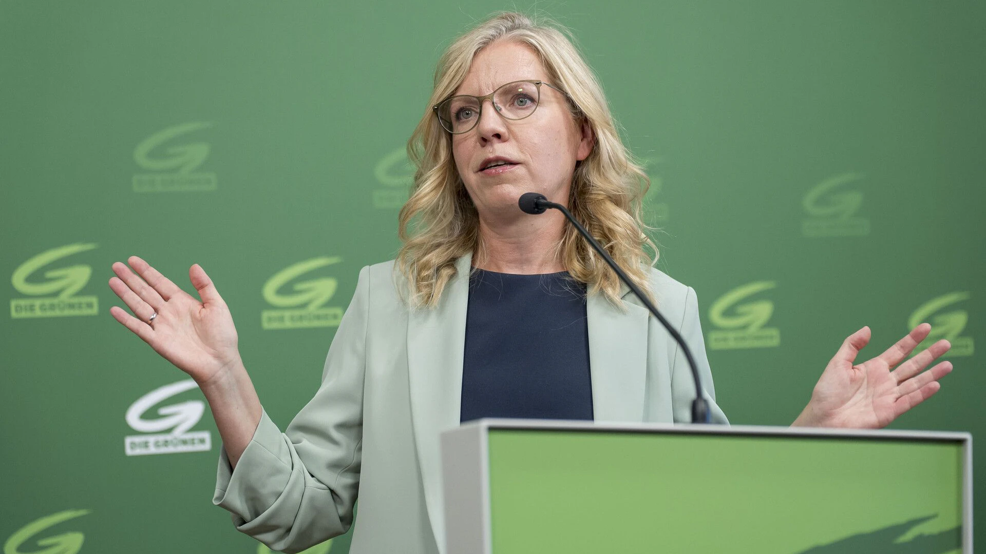 Die Grünen starten den Herbst mit einer neuen Kampagne. Dabei positioniert Parteichefin Leonore Gewessler die Grünen als "einzige Alternative". 