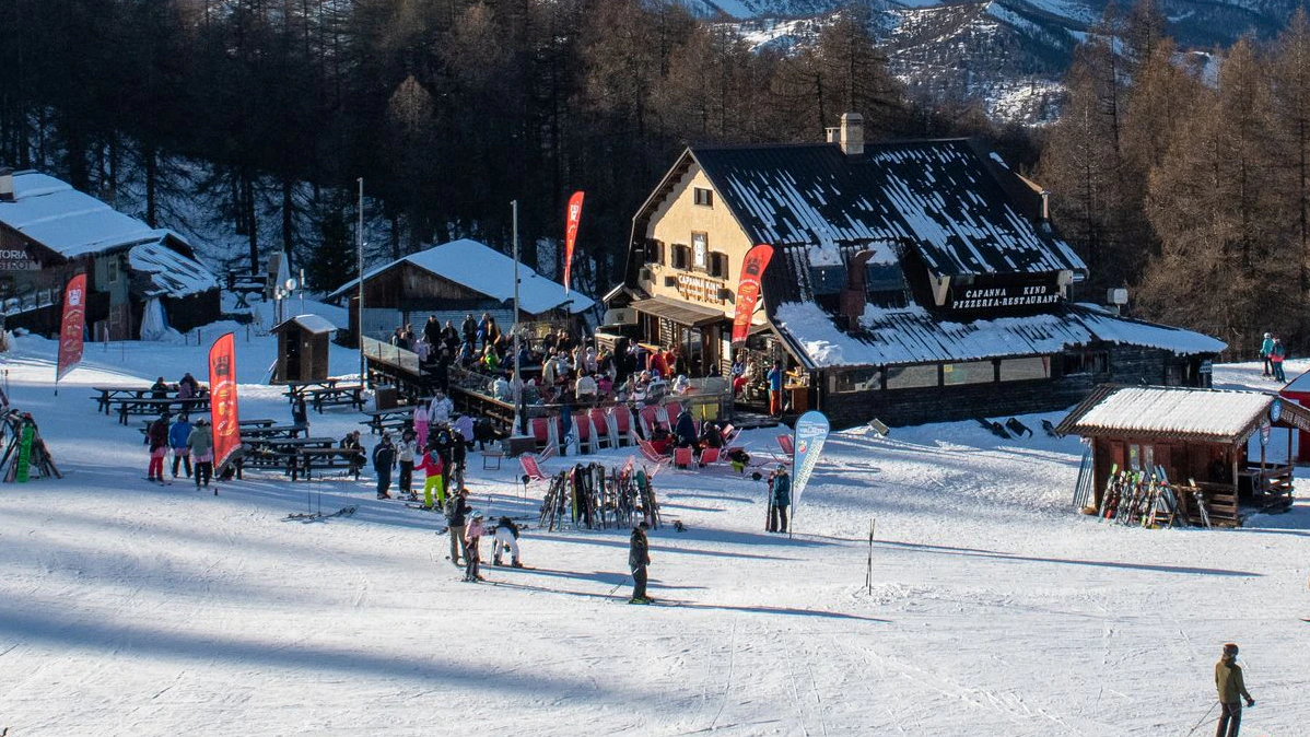 Der Vorfall ereignete sich auf einer Skihütten-Terrasse in Tirol.