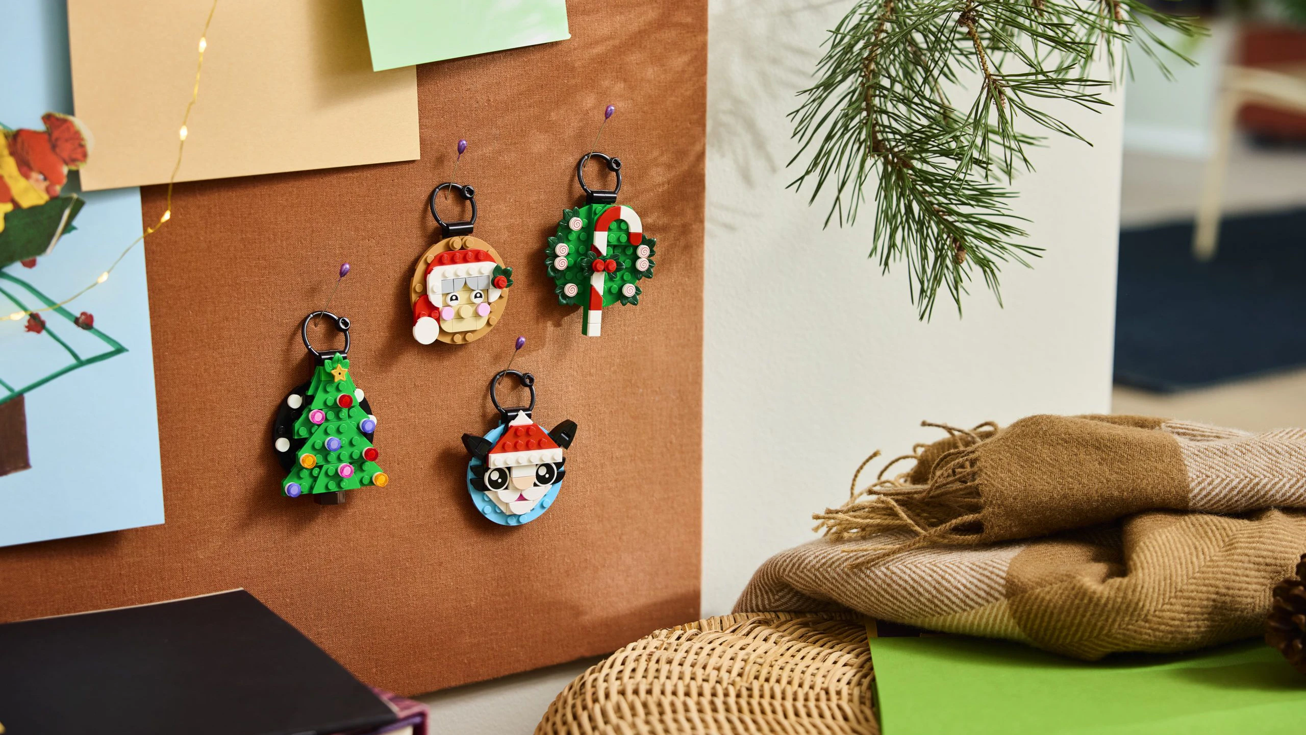 LEGO Festlicher Baumschmuck 2 (40862): Aus 179 Teilen entstehen vier Weihnachtsornamente mit Weihnachtsbaum, Mrs. Claus, Cataclaws und Zuckerstange.