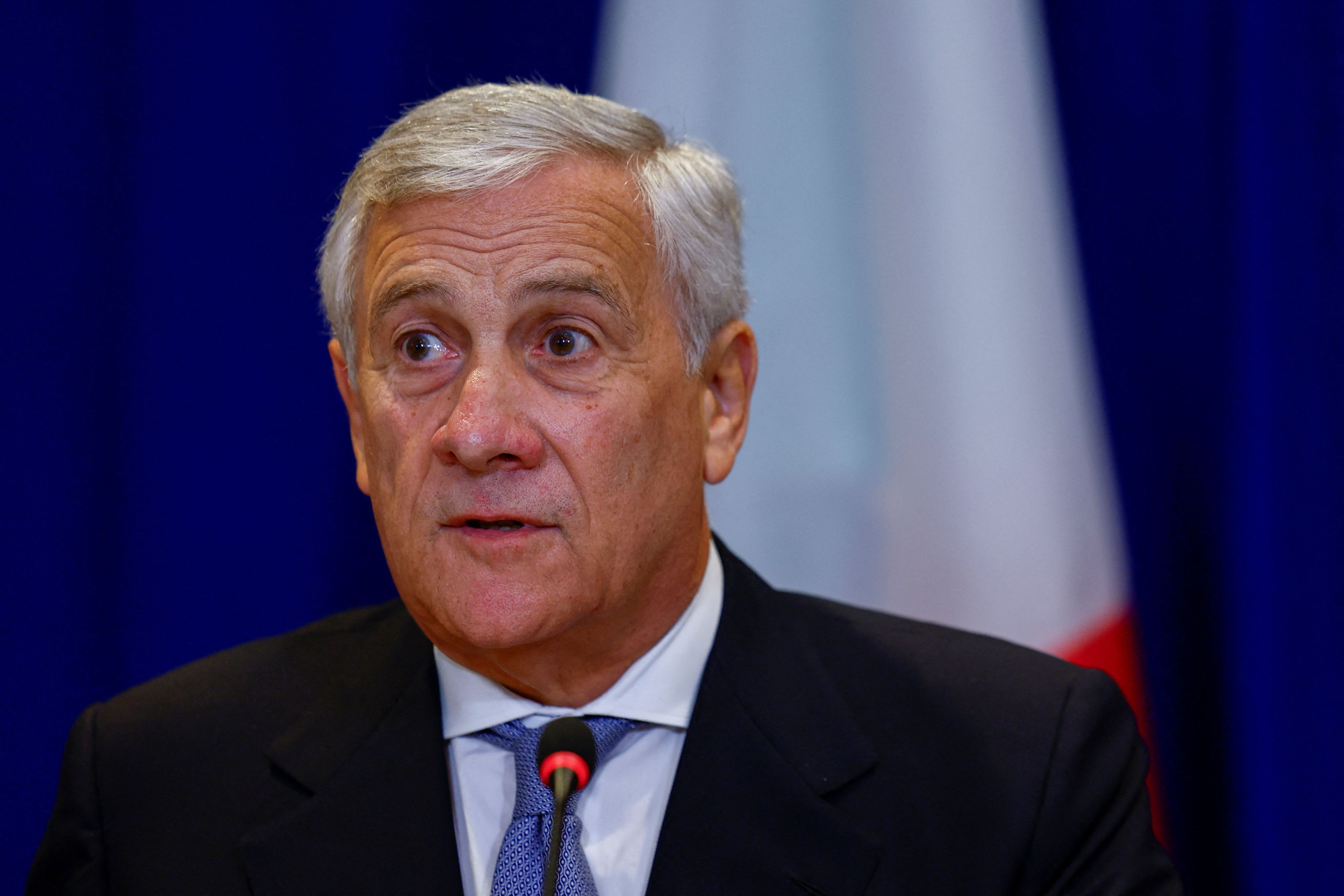 Italiens Außenminister Antonio Tajani sorgt mit Aussagen über Frauen und deren Kleidung für heftigen Wirbel. 