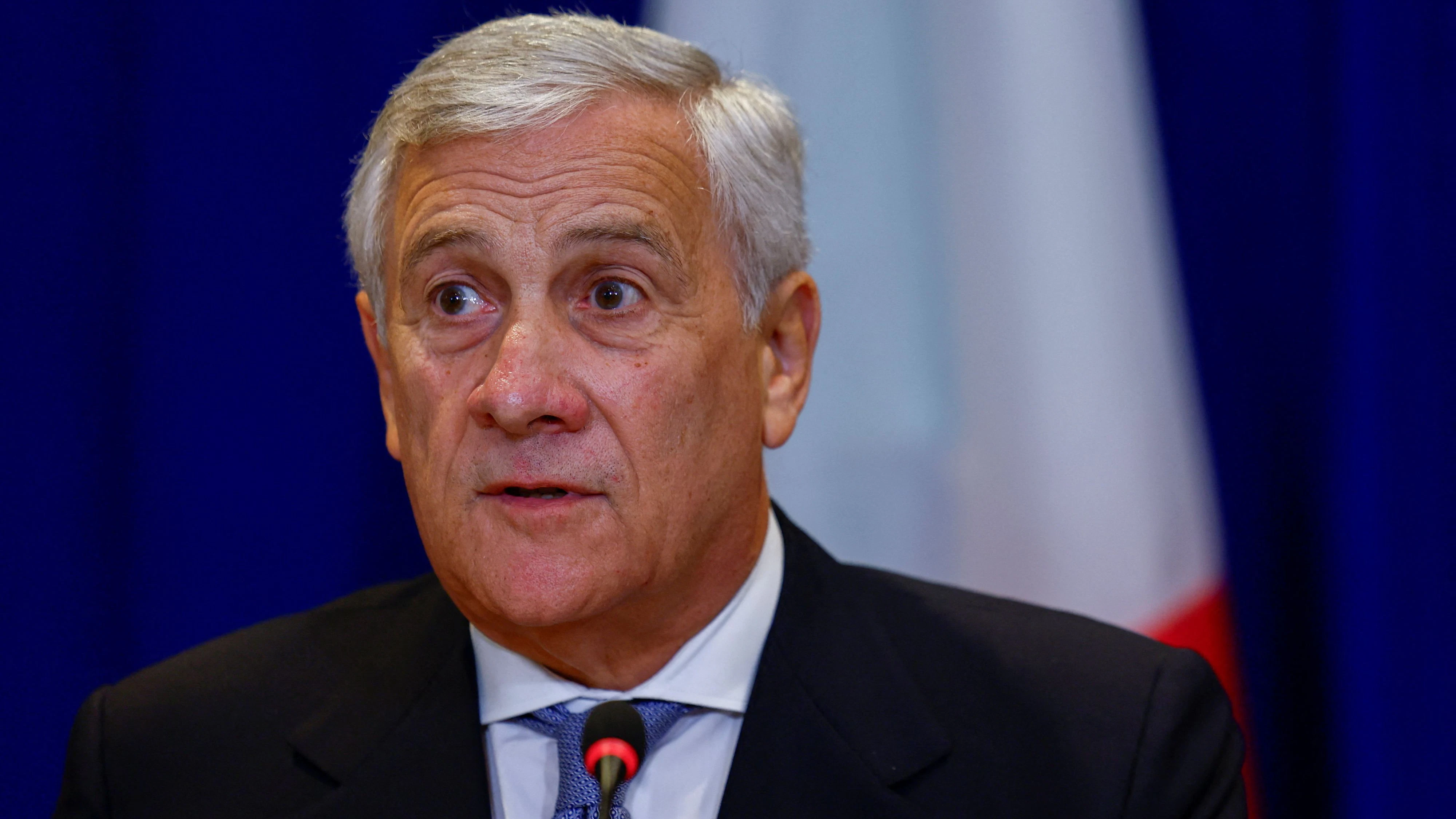 Italiens Außenminister Antonio Tajani sorgt mit Aussagen über Frauen und deren Kleidung für heftigen Wirbel. 
