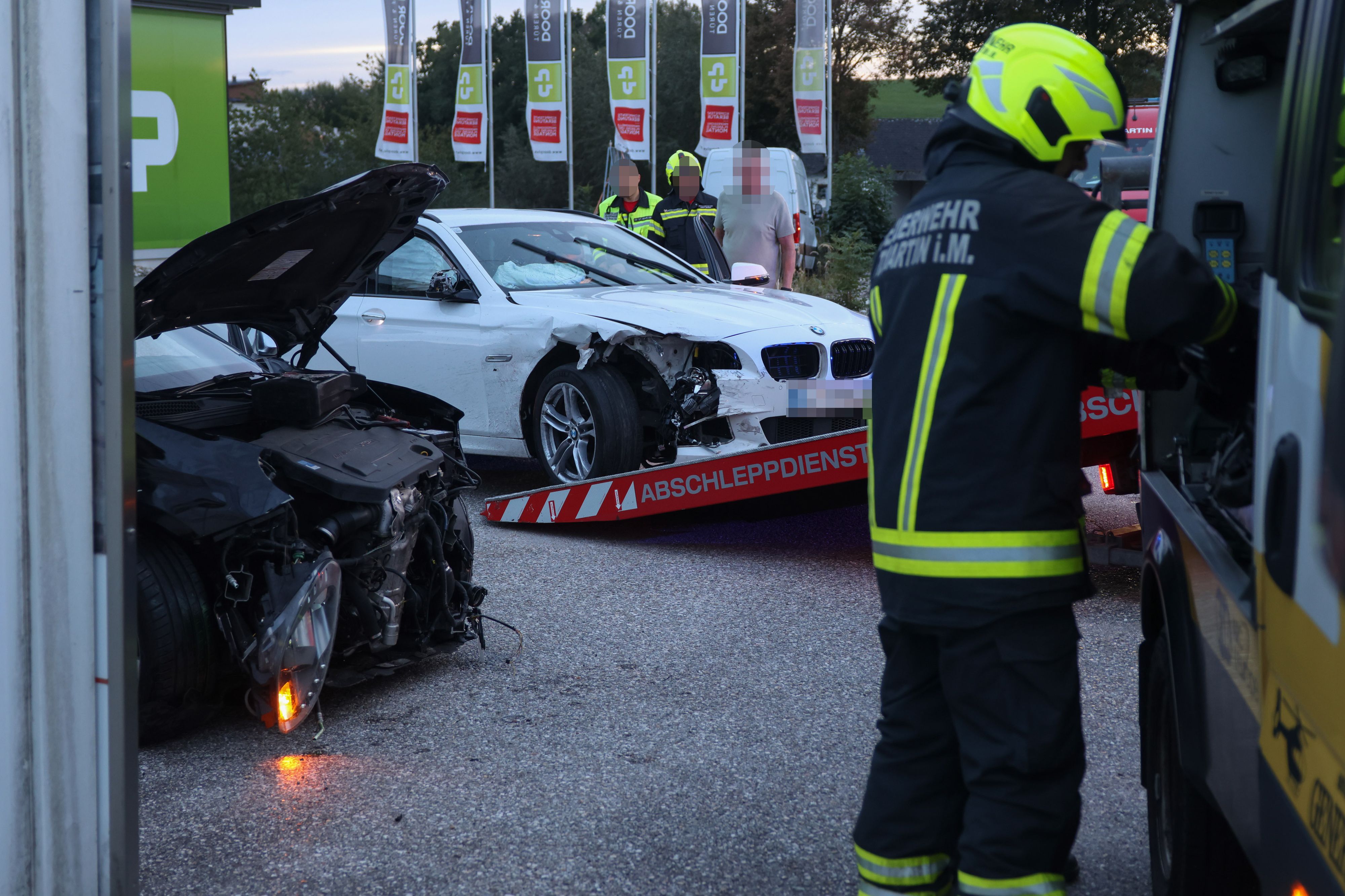 Zwei Verletzte, zwei schwer beschädigte Autos: Auf der B127 kam es am Montagabend zu einem Frontalcrash.