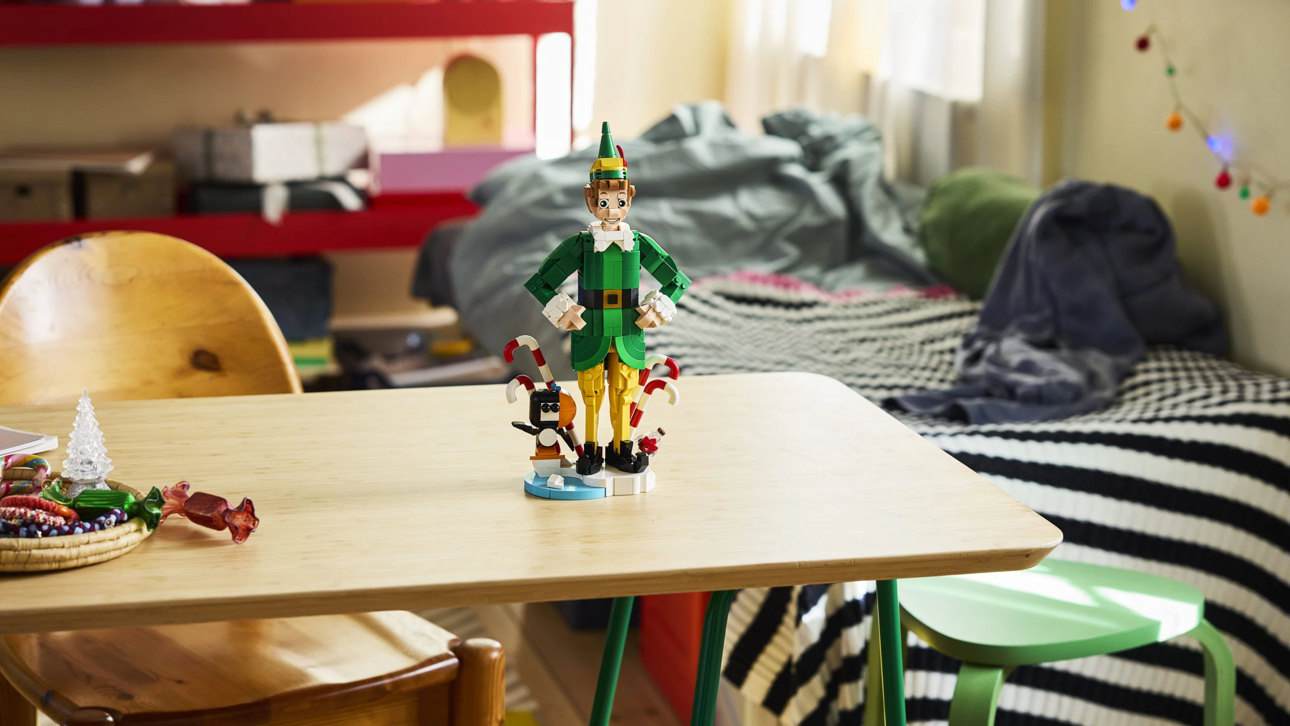 LEGO Buddy der Weihnachtself (40865): Das 713-teilige Modell ab 12 Jahren bringt Buddy mit arktischem Papageientaucher, Zuckerstangen und Ahornsirup auf den Bautisch.