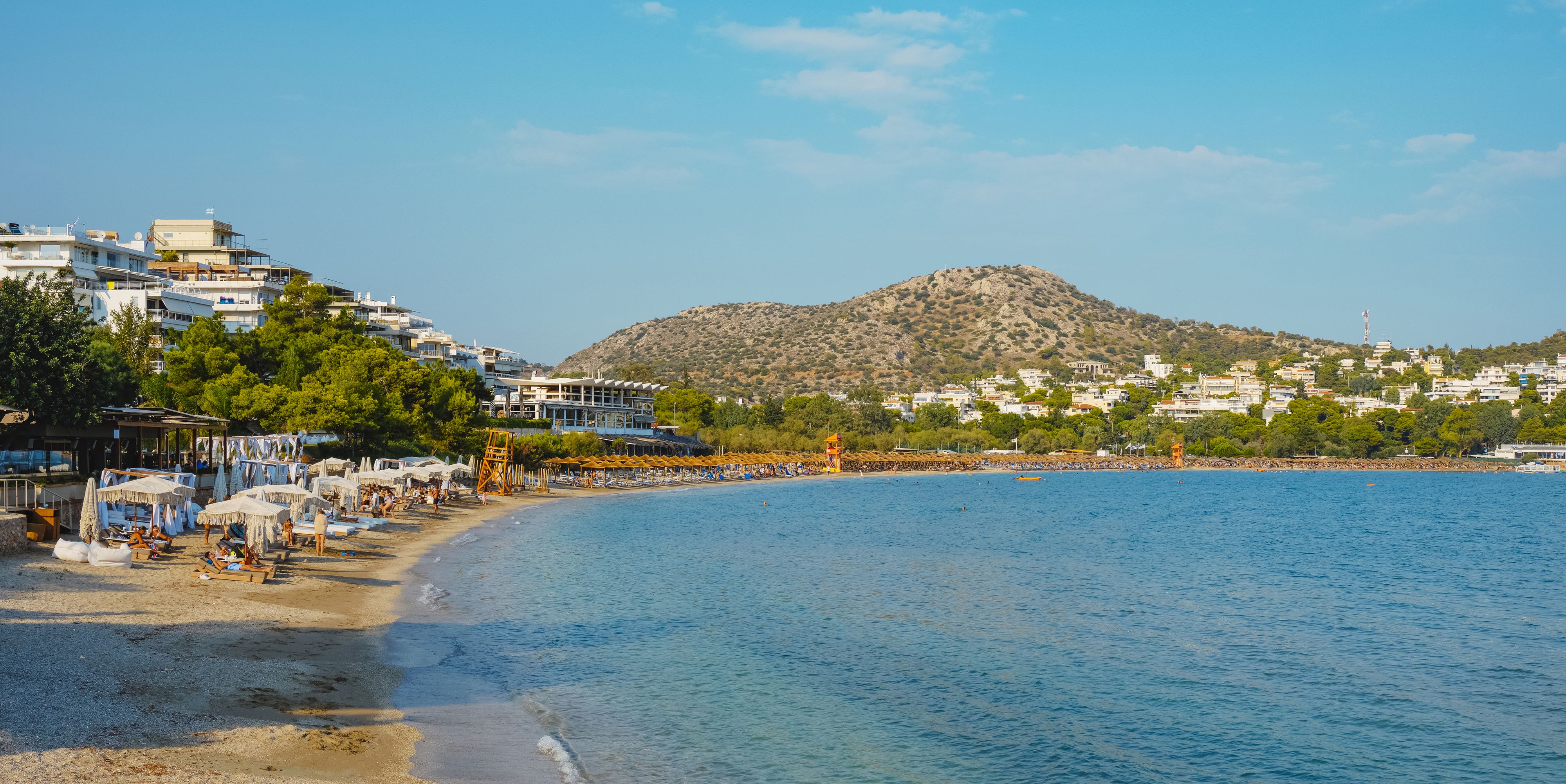 Blick über den Strand von Vouliagmeni in Griechenland
