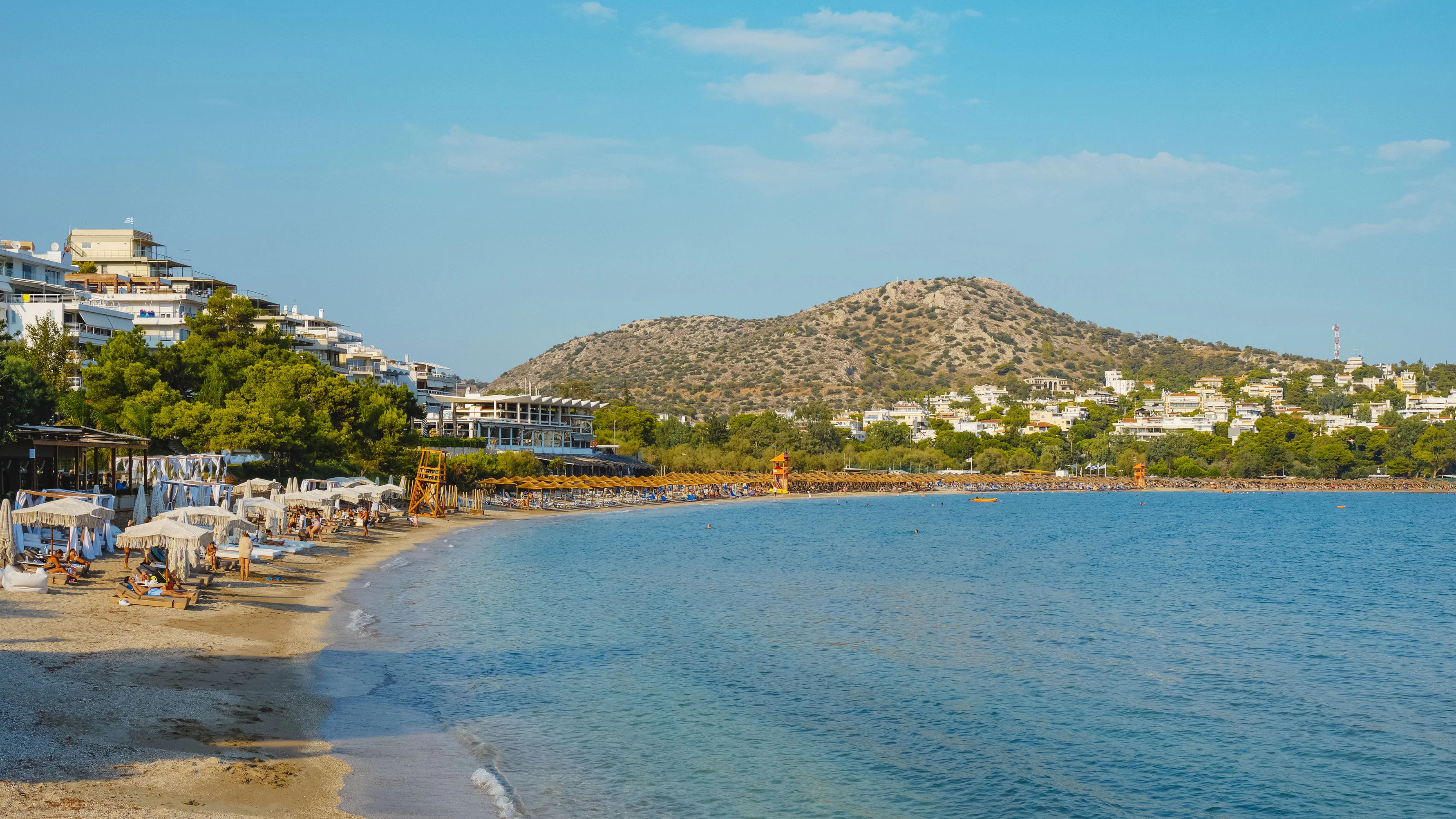 Blick über den Strand von Vouliagmeni in Griechenland