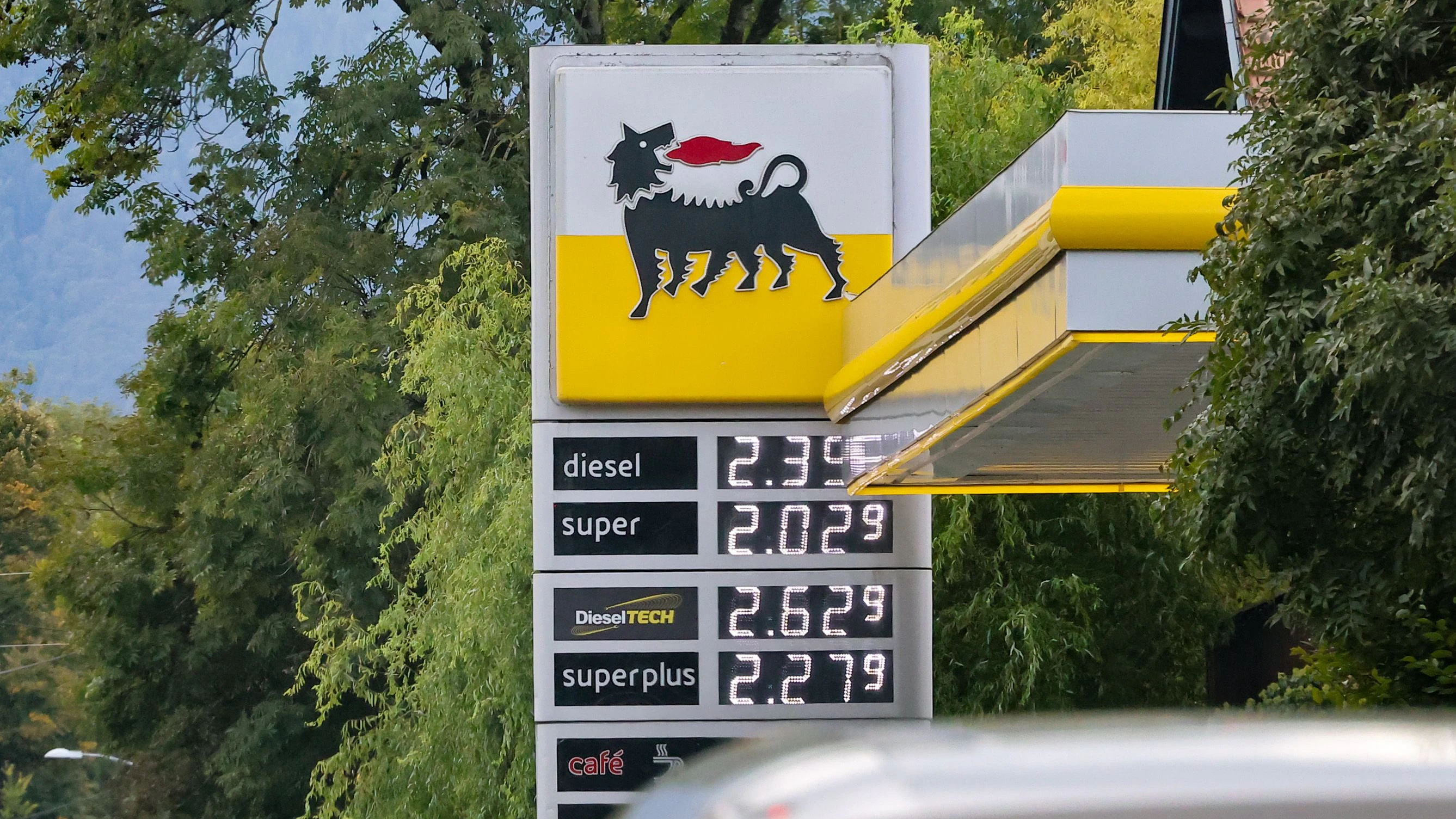 Bei dieser Tankstelle wurde die Zwei-Euro-Marke bei Superbenzin geknackt.