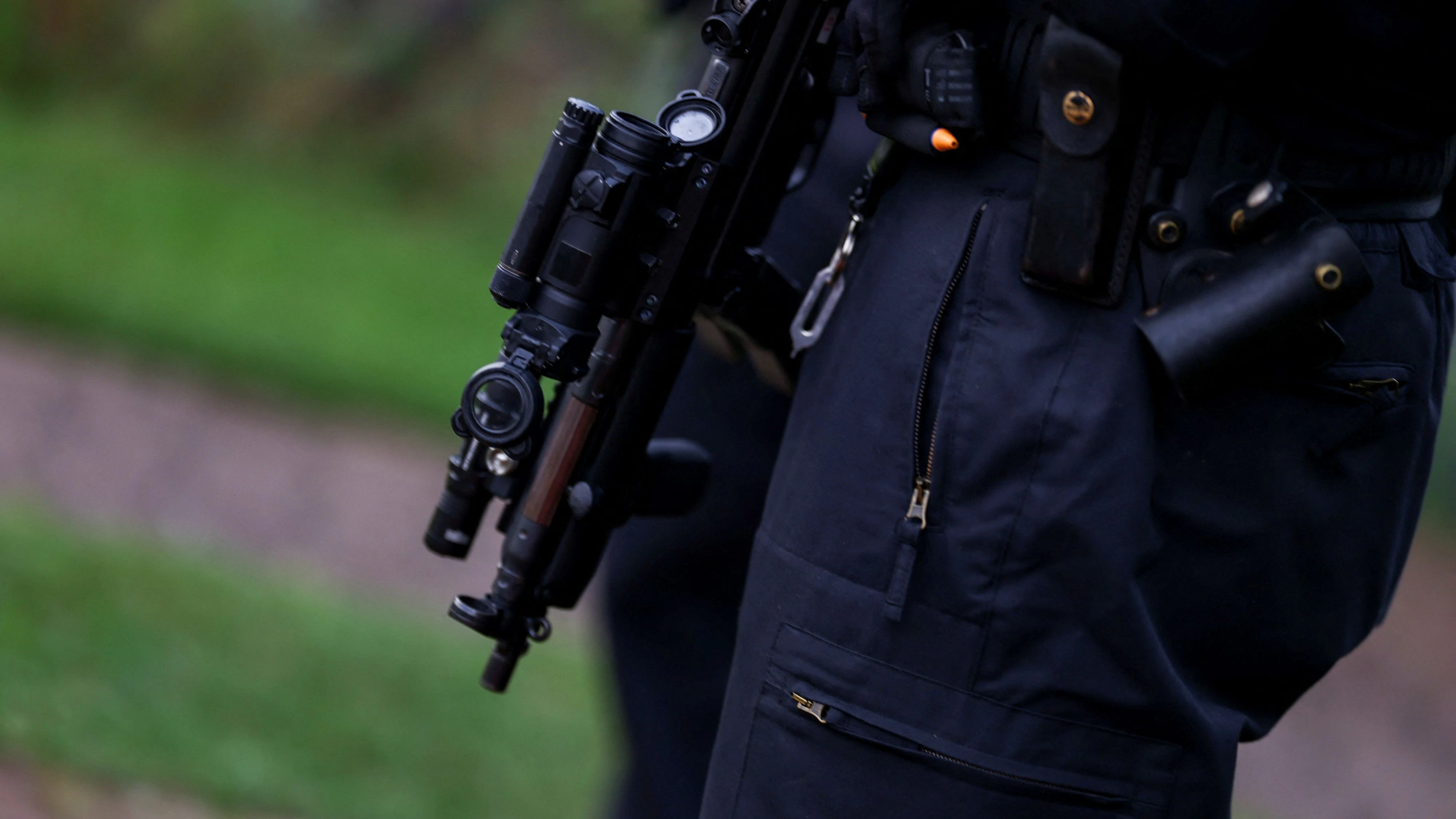 Ein Polizist schoss dem Angreifer mit der Maschinenpistole ins Gesicht, um ihn zu stoppen.