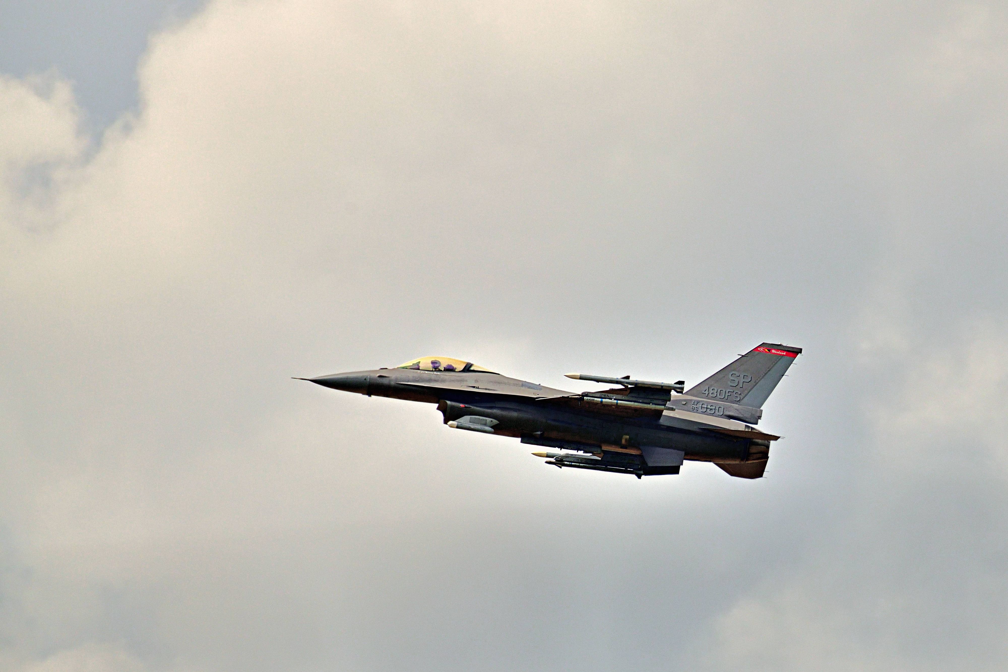 Großeinsatz auf der US-Airbase Spangdahlem in der Eifel: Anwohner berichten von einem möglichen Jet-Absturz und einer schwarzen Rauchsäule. (Symbolbild)
