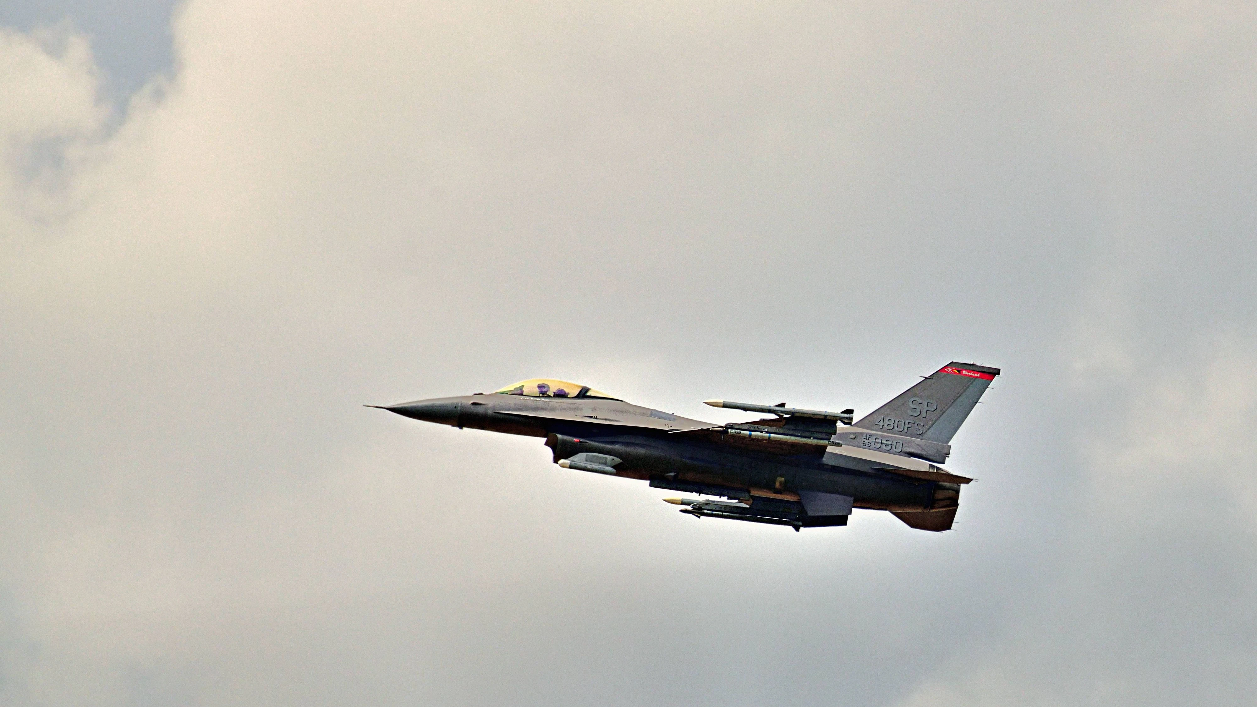 Großeinsatz auf der US-Airbase Spangdahlem in der Eifel: Anwohner berichten von einem möglichen Jet-Absturz und einer schwarzen Rauchsäule. (Symbolbild)