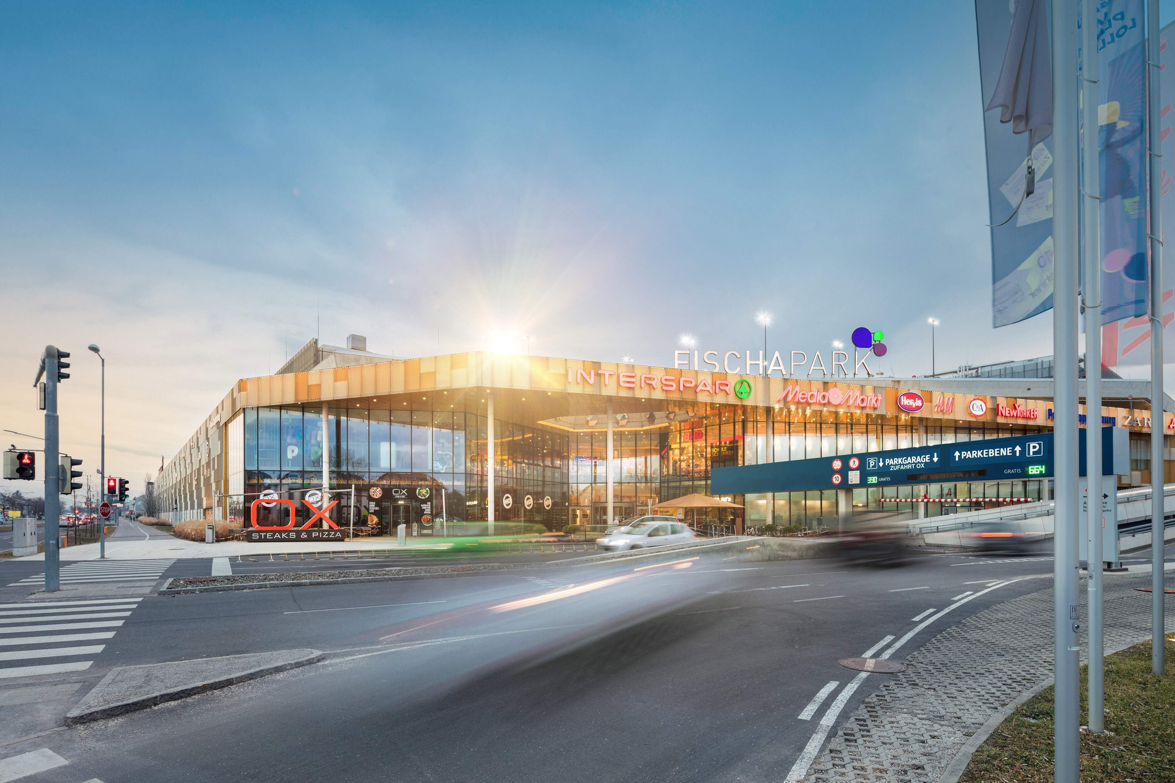 Seit 1996 hat sich das Shopping-Center kontinuierlich weiterentwickelt und ist heute ein beliebter Treffpunkt in Wiener Neustadt.