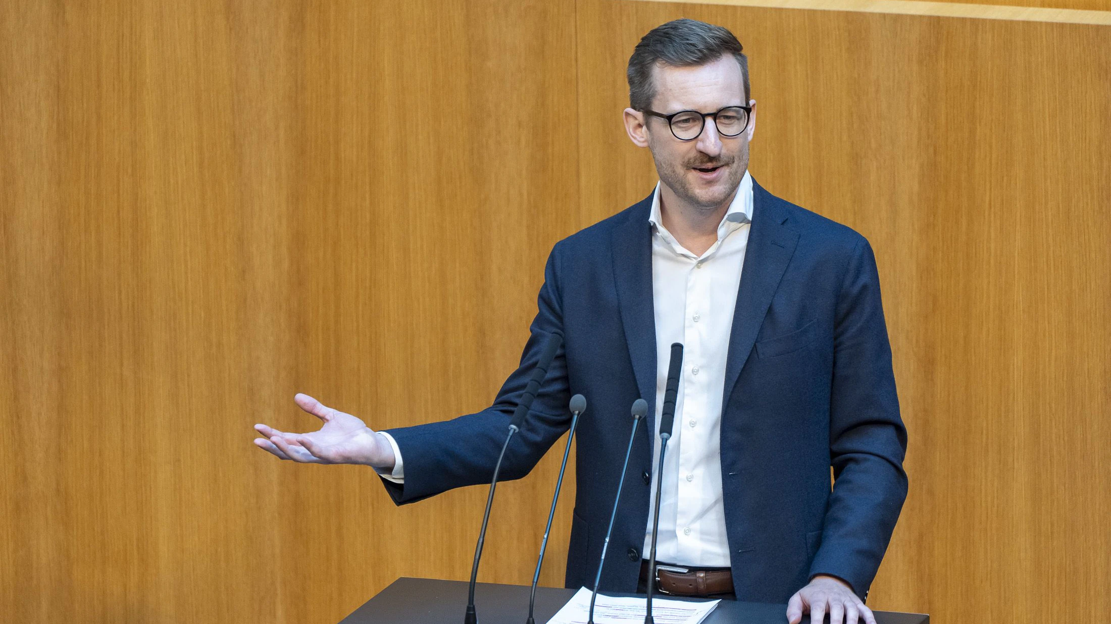 Neos-Sozialsprecher Johannes Gasser fordert strengere Integrationsregeln für Sozialhlfe-Bezieher.