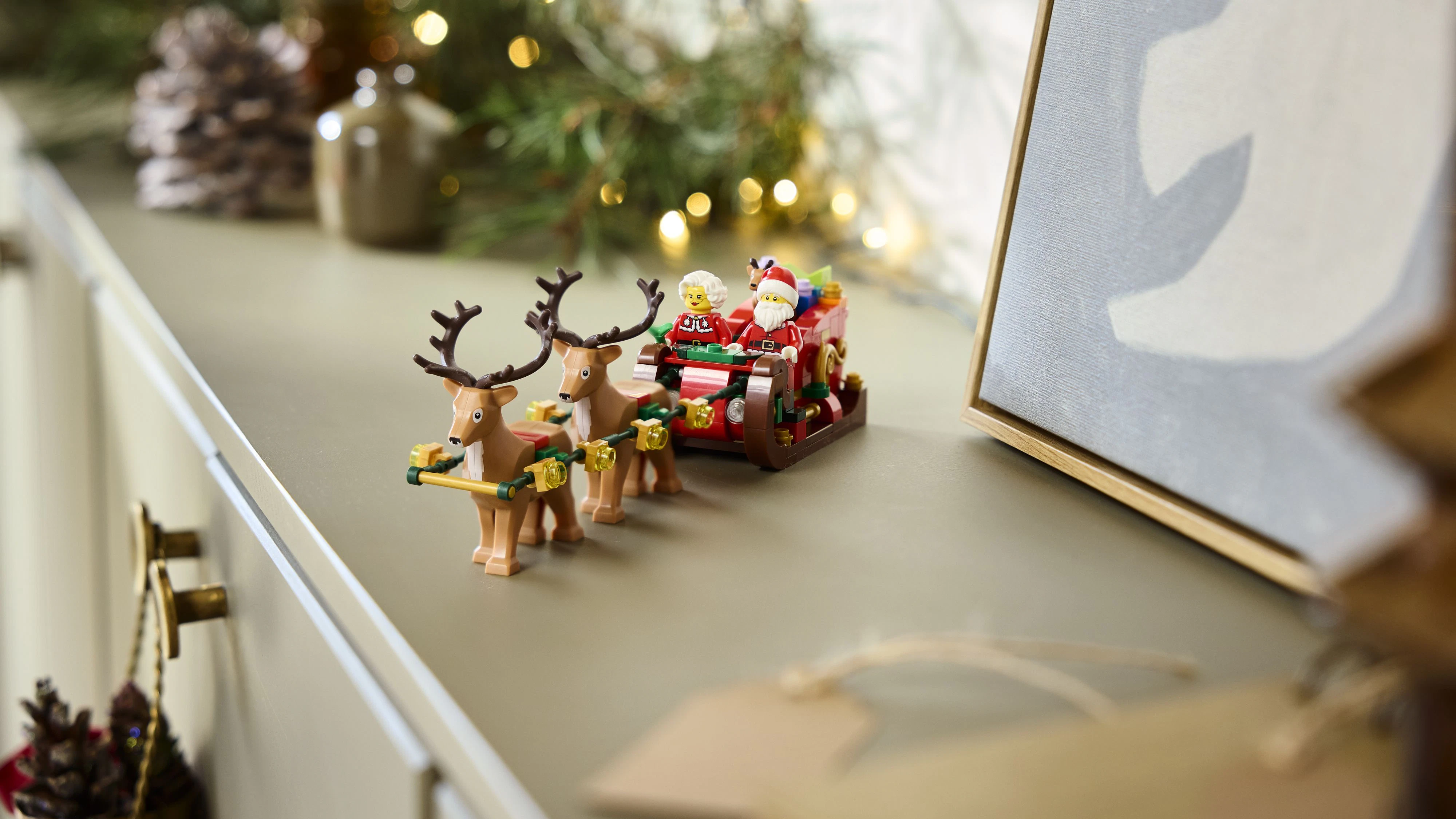 LEGO Schlittenabenteuer vom Weihnachtsmann (40866): Das 187-teilige Set ab 9 Jahren enthält den Weihnachtsmann, Mrs. Claus, Schlitten und Rentier.