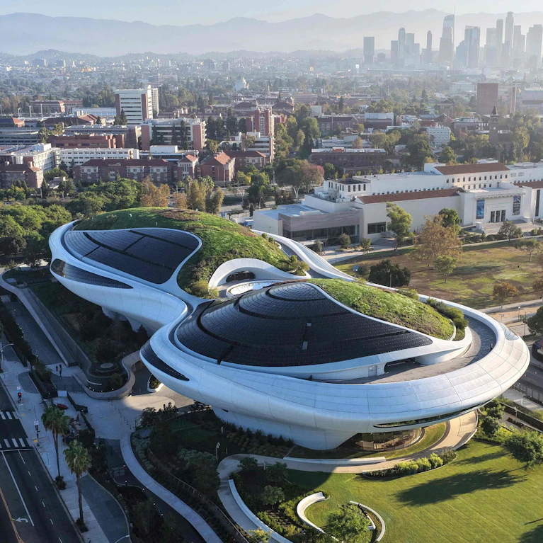 Das "Lucas Museum of Narrative Art" von Regisseur und "Star Wars"- sowie "Indiana Jones"-Erfinder George Lucas will mit Konventionen brechen. Das gelingt ihm eindrucksvoll – im Guten wie im Schlechten. Für Fans wird es zu einem Wallfahrtsort werden.