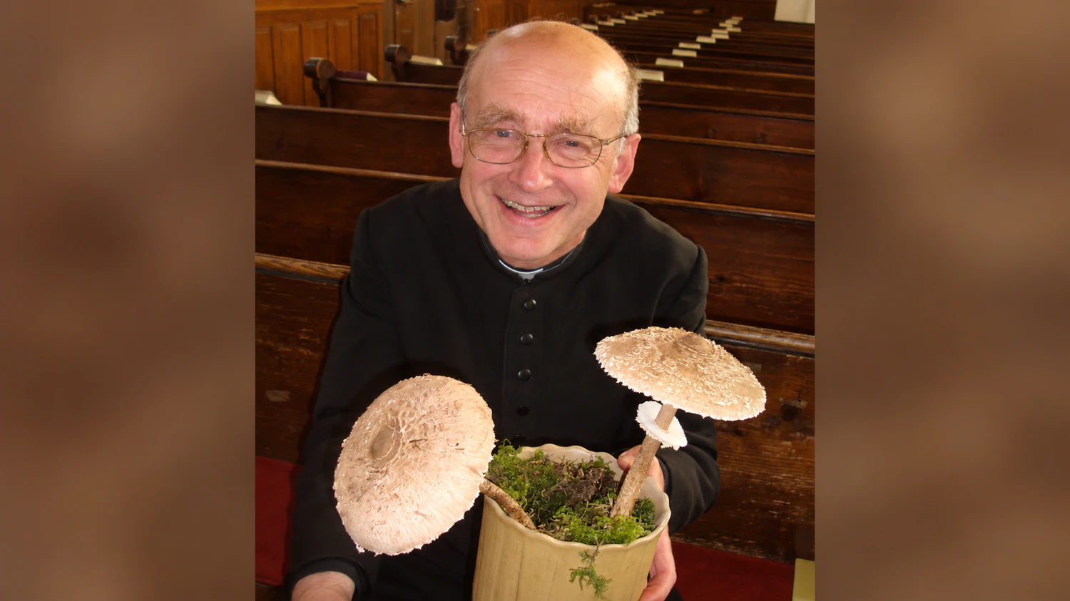 Der bekannte "Schwammerlpfarrer" Reinhard Kittl stellt am Sonntag, 27. September, wieder seinen traditionellen Schwammerlaltar in Ybbsitz (Bezirk Amstetten) auf.