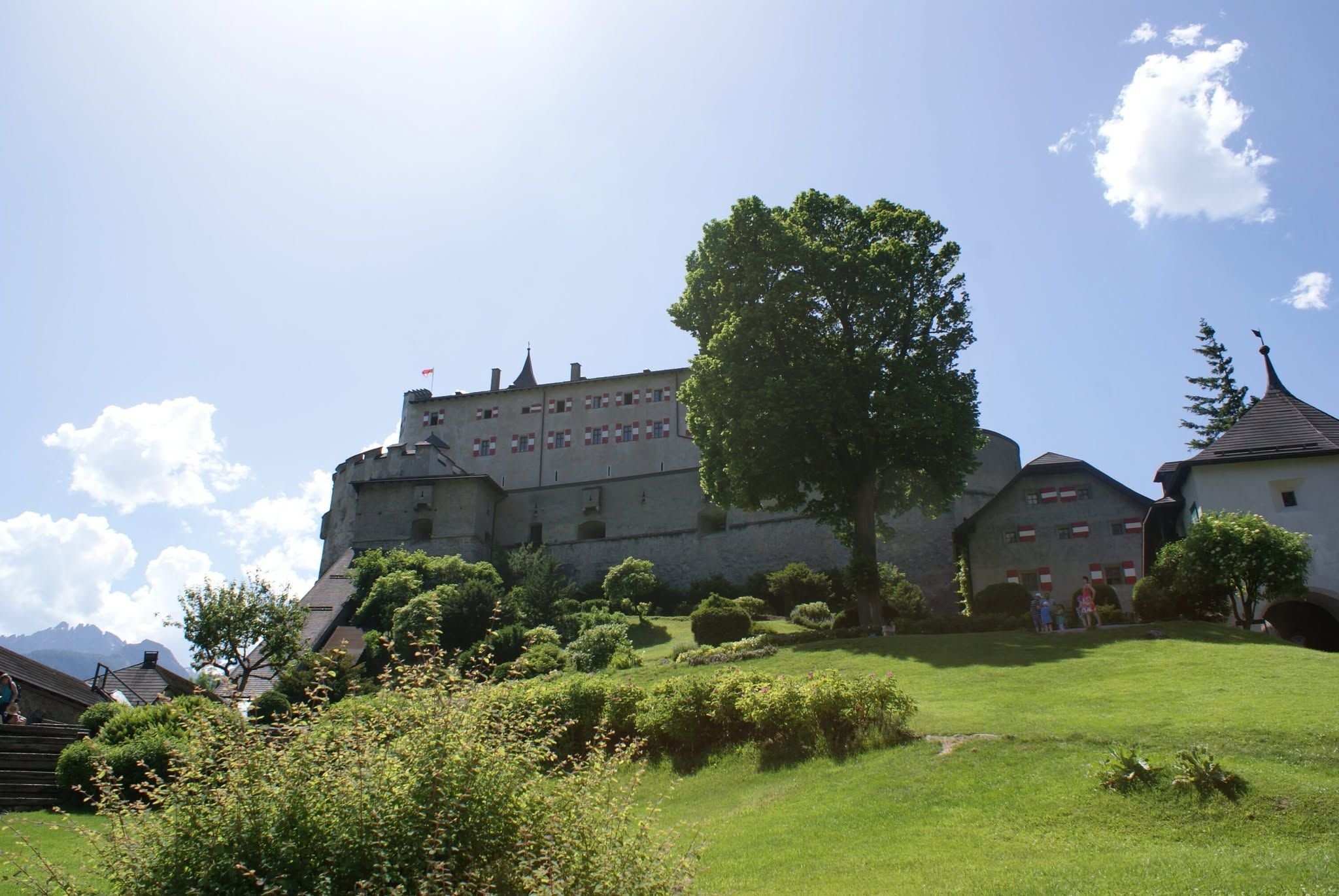 Die Burg Hohenwerfen ist eine über 950 Jahre alte mittelalterliche Festung, die auf einem 155 Meter hohen Felsen über dem Salzachtal&nbsp;thront.