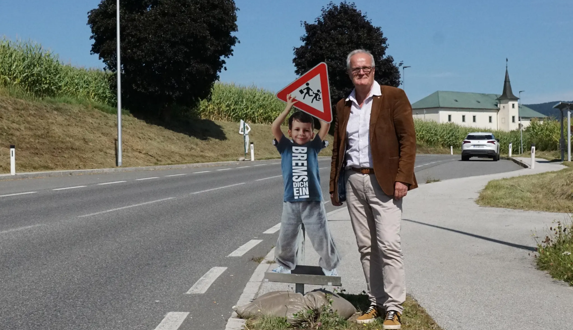 Im Vorjahr wurden die Schilder (im Bild Bgm. Christian Gratzl mit einer der Tafeln) aufgestellt.