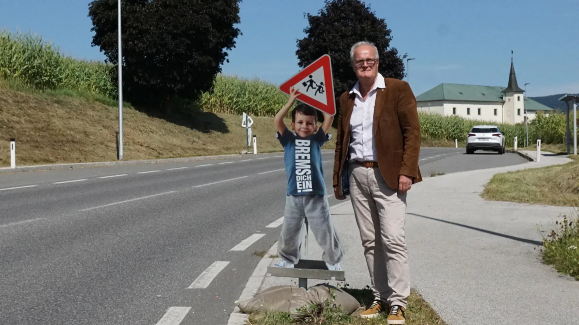 Im Vorjahr wurden die Schilder (im Bild Bgm. Christian Gratzl mit einer der Tafeln) aufgestellt.