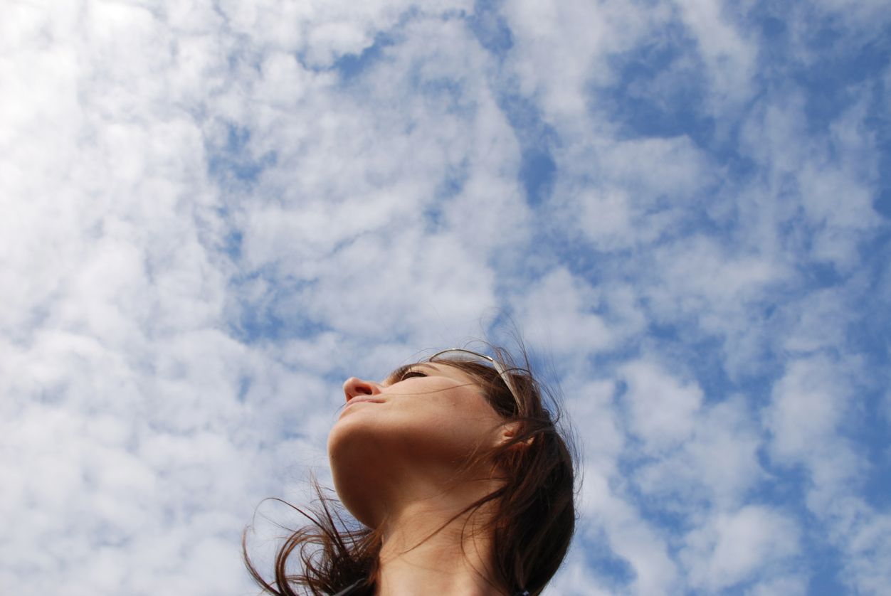 In unsicheren Zeiten sucht man oft nach Zeichen im Alltag, etwa in seltsamen Wolkenformationen.