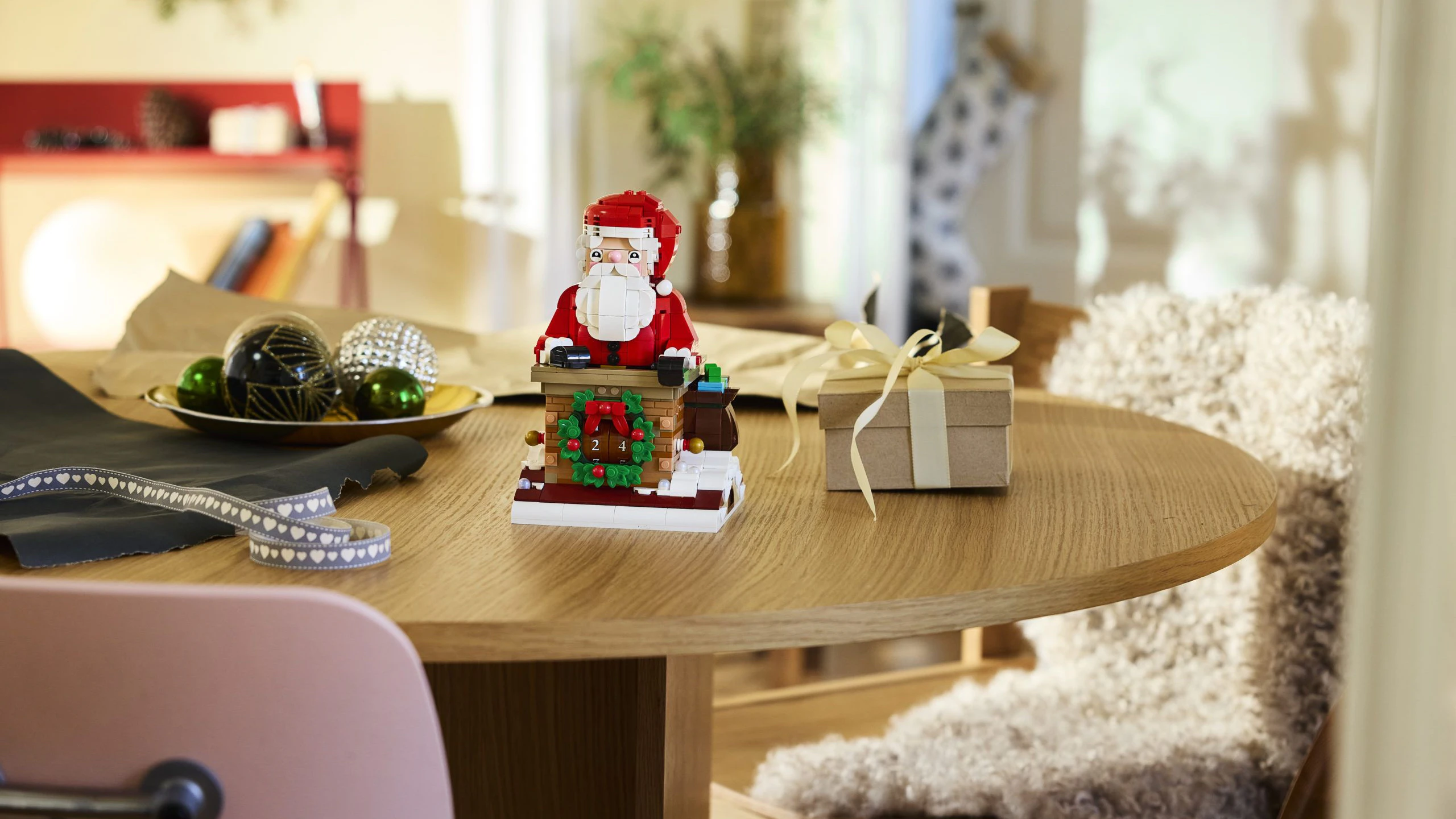 LEGO Weihnachts-Countdown (40874): Der 873-teilige Countdown ab 10 Jahren kombiniert ein verschneites Gebäude mit Weihnachtsmann und Spielzeugsack.