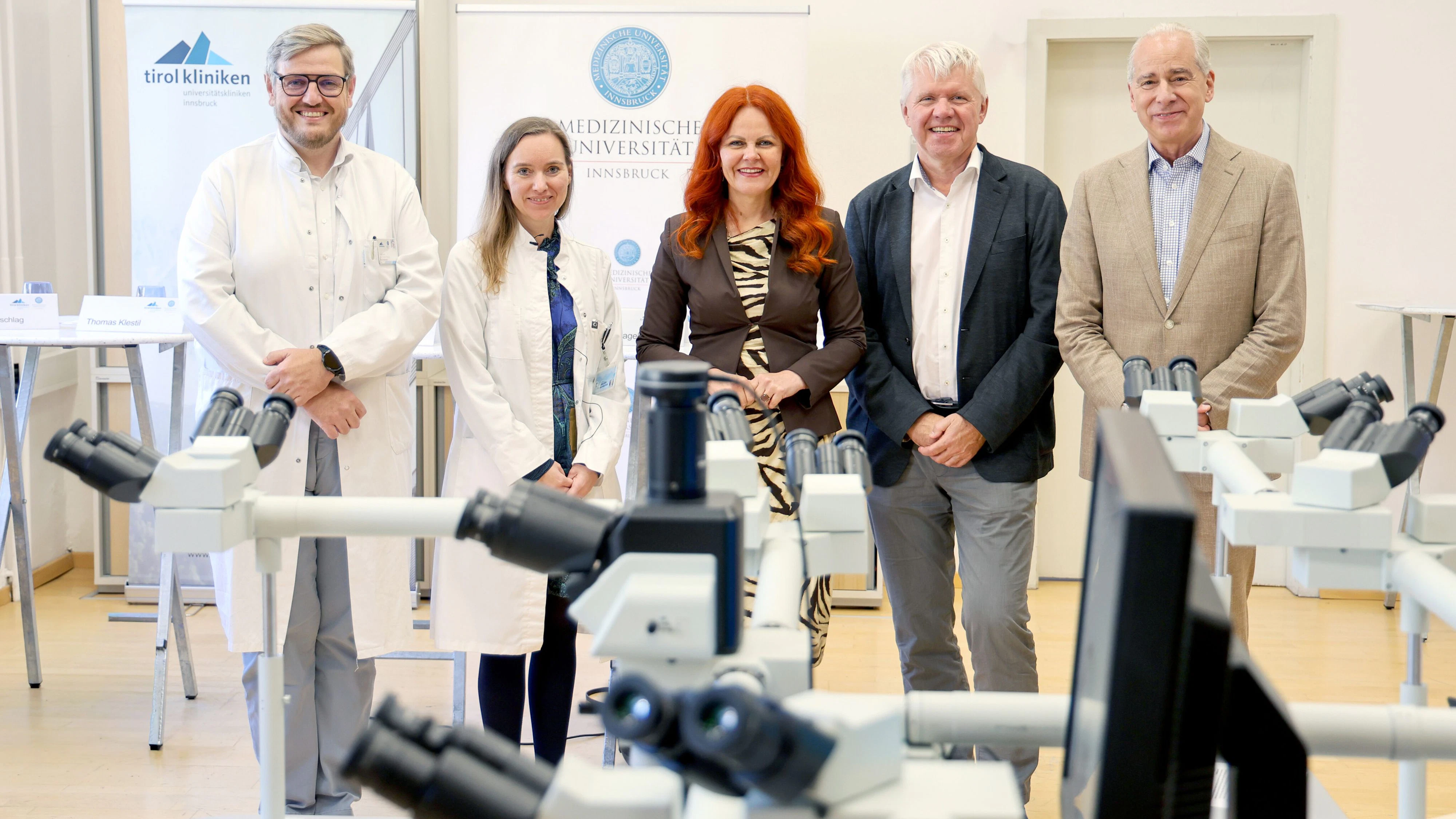 v.l. Christian Freyschlag (stv. Direktor der Univ.-Klinik für Neurochirurgie), Adelheid Wöhrer (Direktorin des Instituts für Neuropathologie und Neuromolekularpathologie), Cornelia Hagele (Gesundheitslandesrätin), Gert Mayer (Rektor der Medizinischen Universität), Thomas Klestil (Med. Geschäftsführer tirol kliniken GmbH)