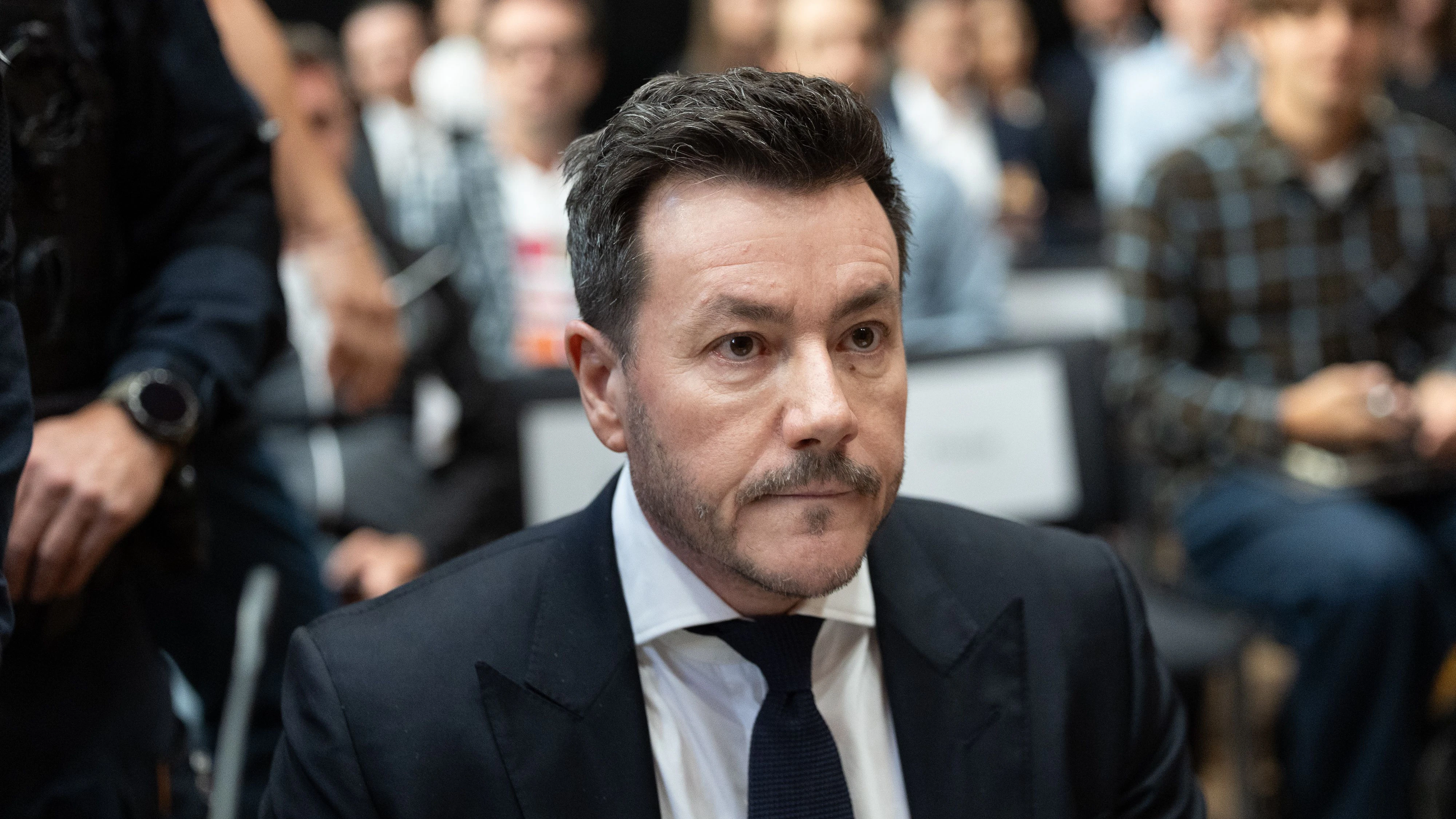 Heute.at - René Benko schüttelt den Kopf und macht sich Notizen