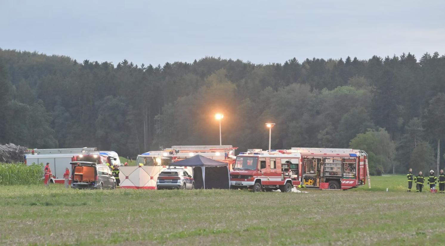 Die Polizei sperrte die Unfallstelle großräumig ab.